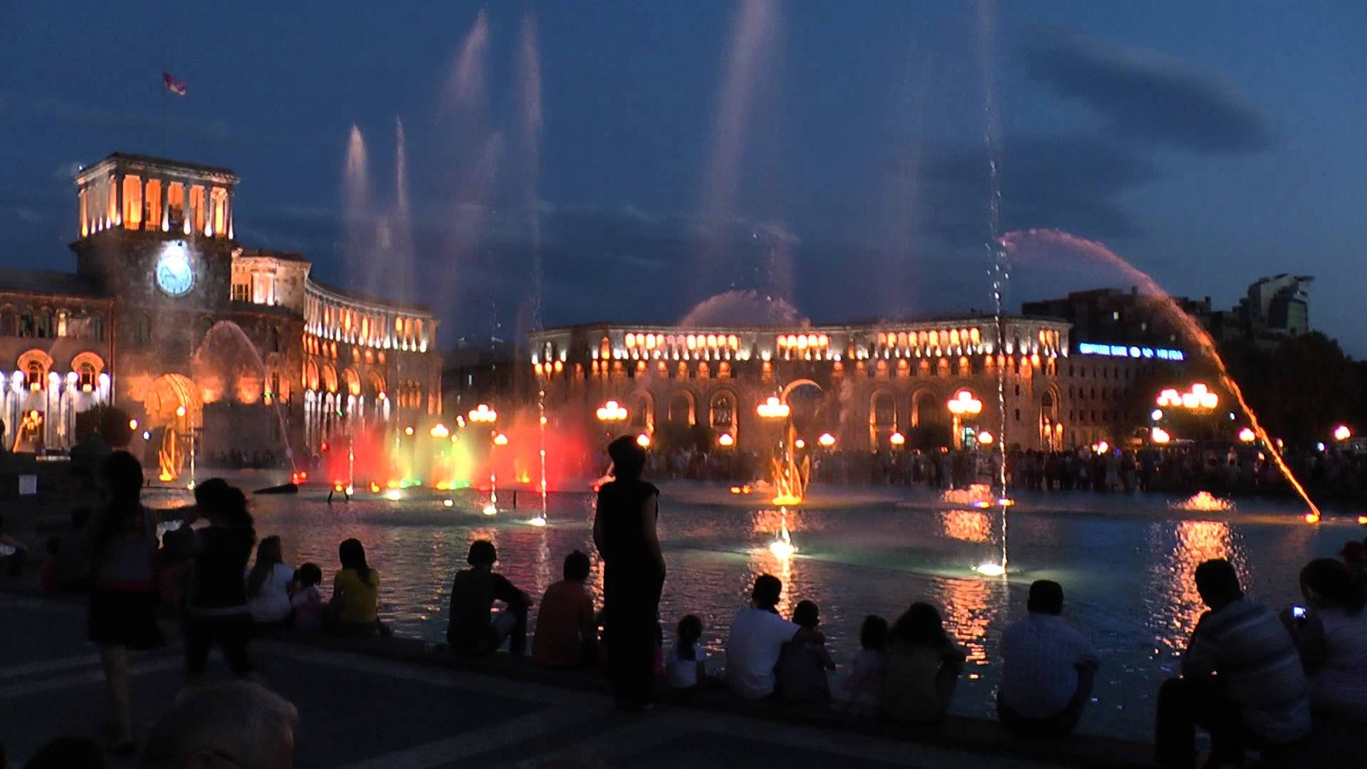 Ереван градусы. Площадь Республики Ереван. Площадь Республики Ереван ночью. Центральная площадь Еревана. Площадь Республики Ереван зимой.