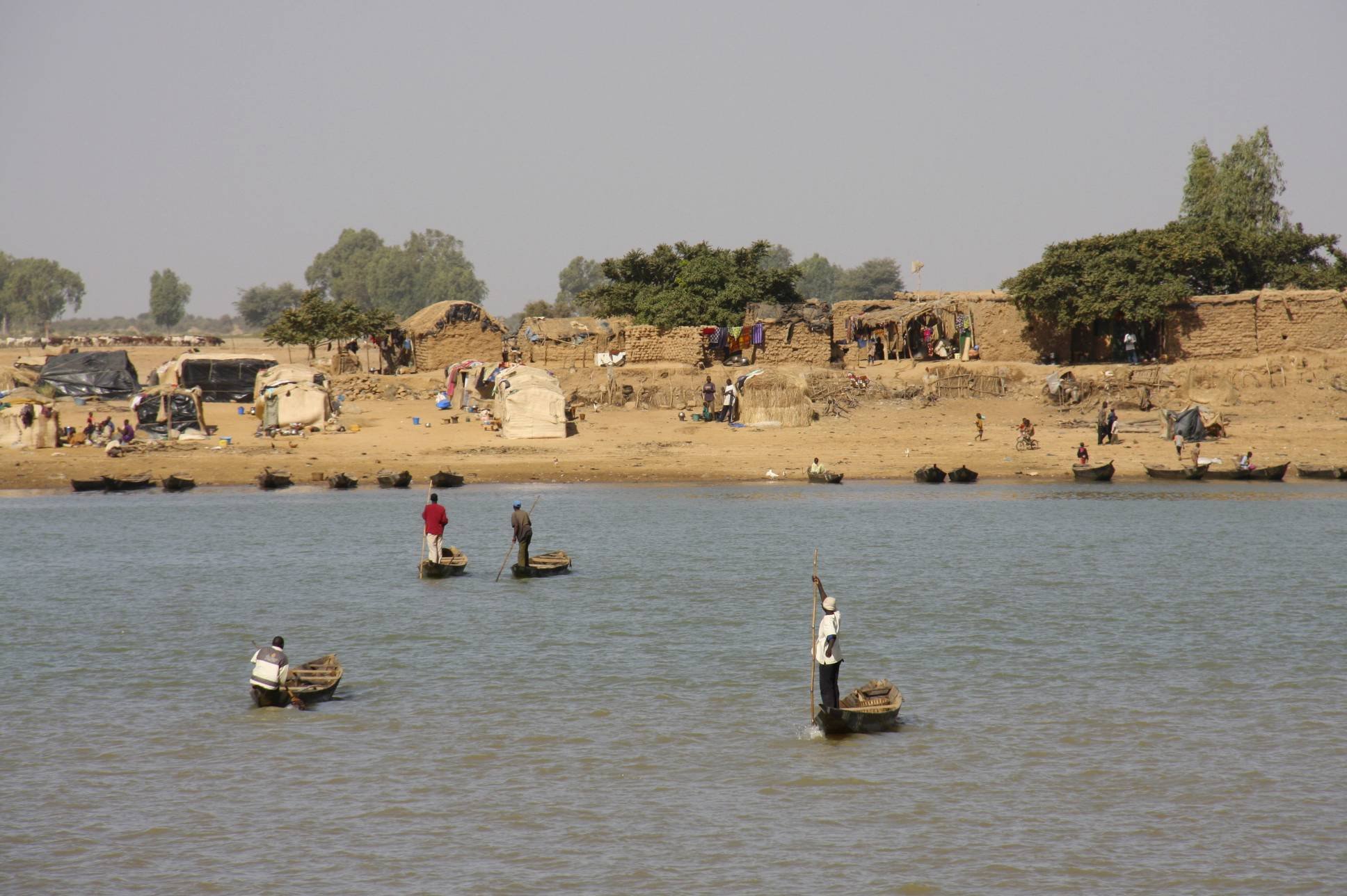 Реки и озера нигерии. Река Бенуэ Камерун. Река нигер в Нигерии. Река нигер в мали. Река нигер в Африке.