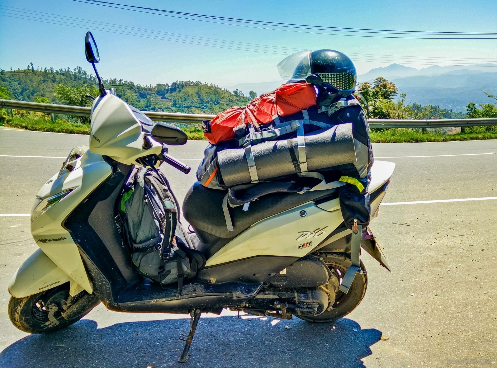 Скутер прошел. Мотоцикл для путешествий. Путешествие на мопеде. Скутер для путешествий. Мотоцикл для дальних путешествий.