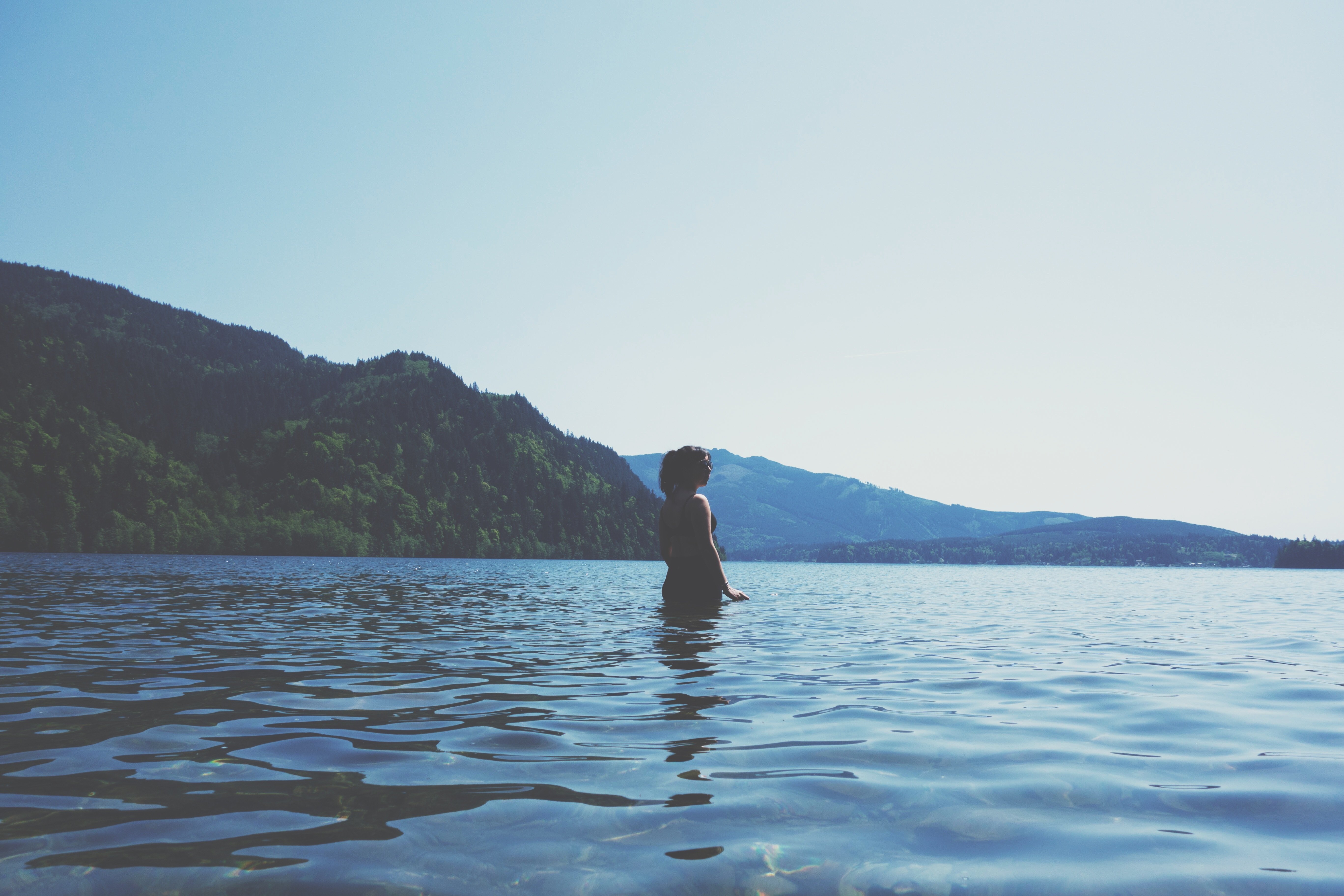Плавает по озеру какой. Телецкое озеро купание. Девушки на озере. Фотосессия на озере. Человек на берегу озера.