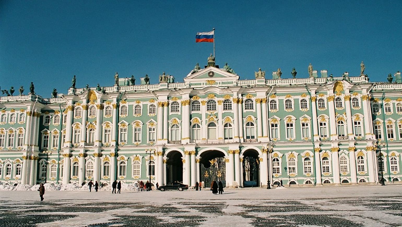 Что сейчас находится в зимнем дворце. Эрмитаж зимний дворец. Зимний дворец перекрасили. Зимний дворец цвет Растрелли. Эрмитаж перекрасили.