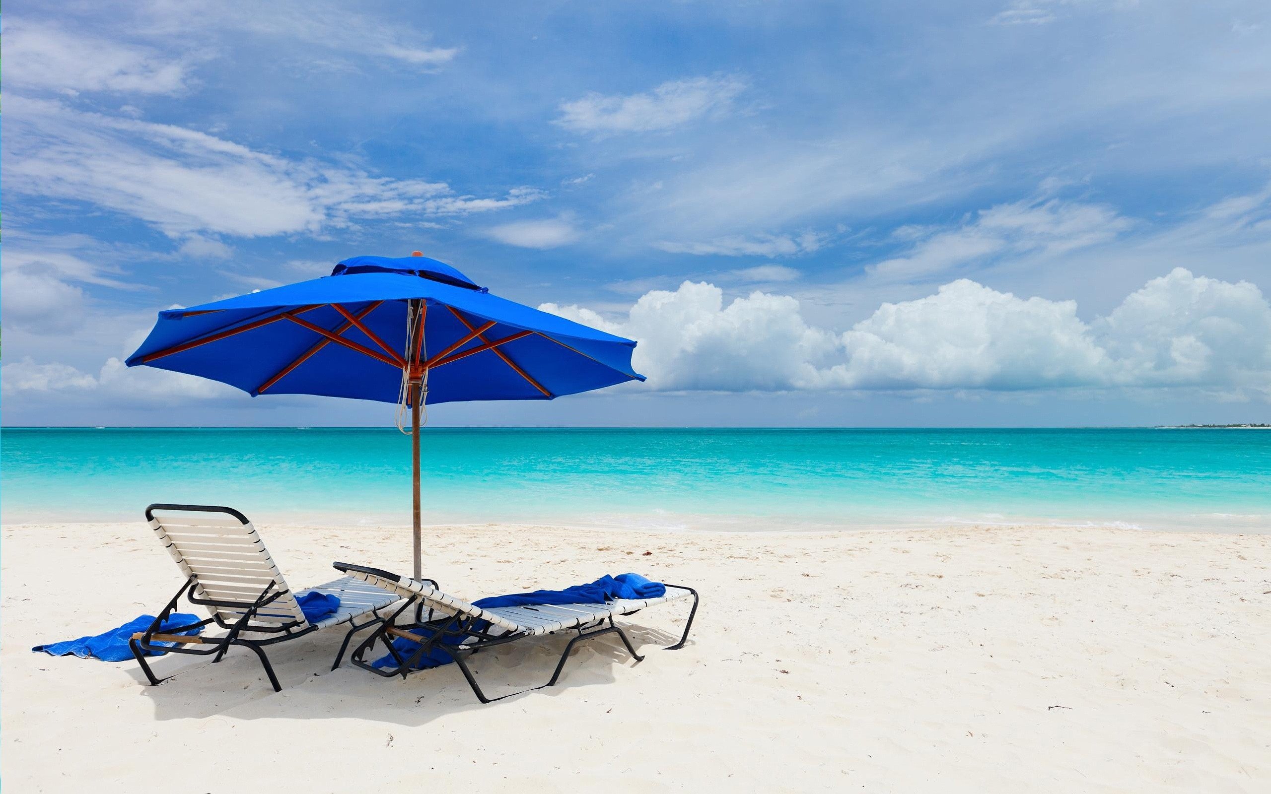 Какие предметы на пляже. Лежак на пляже. Шезлонг на пляже. Зонт для пляжа. Красивый пляж с шезлонгами.
