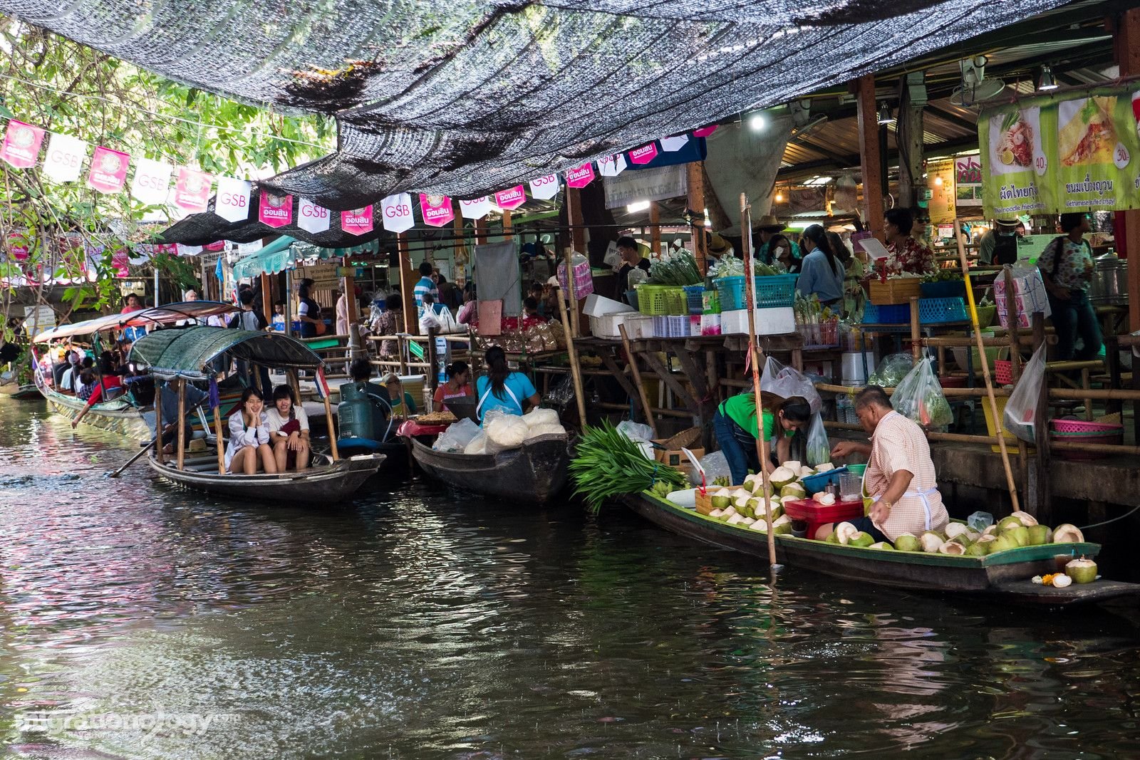 Бангкок в апреле. Рынок Мэй Клонг. Плавучий рынок Дамноен Садуак. Плавучий рынок в Бангкоке. Рынок на воде в Бангкоке.