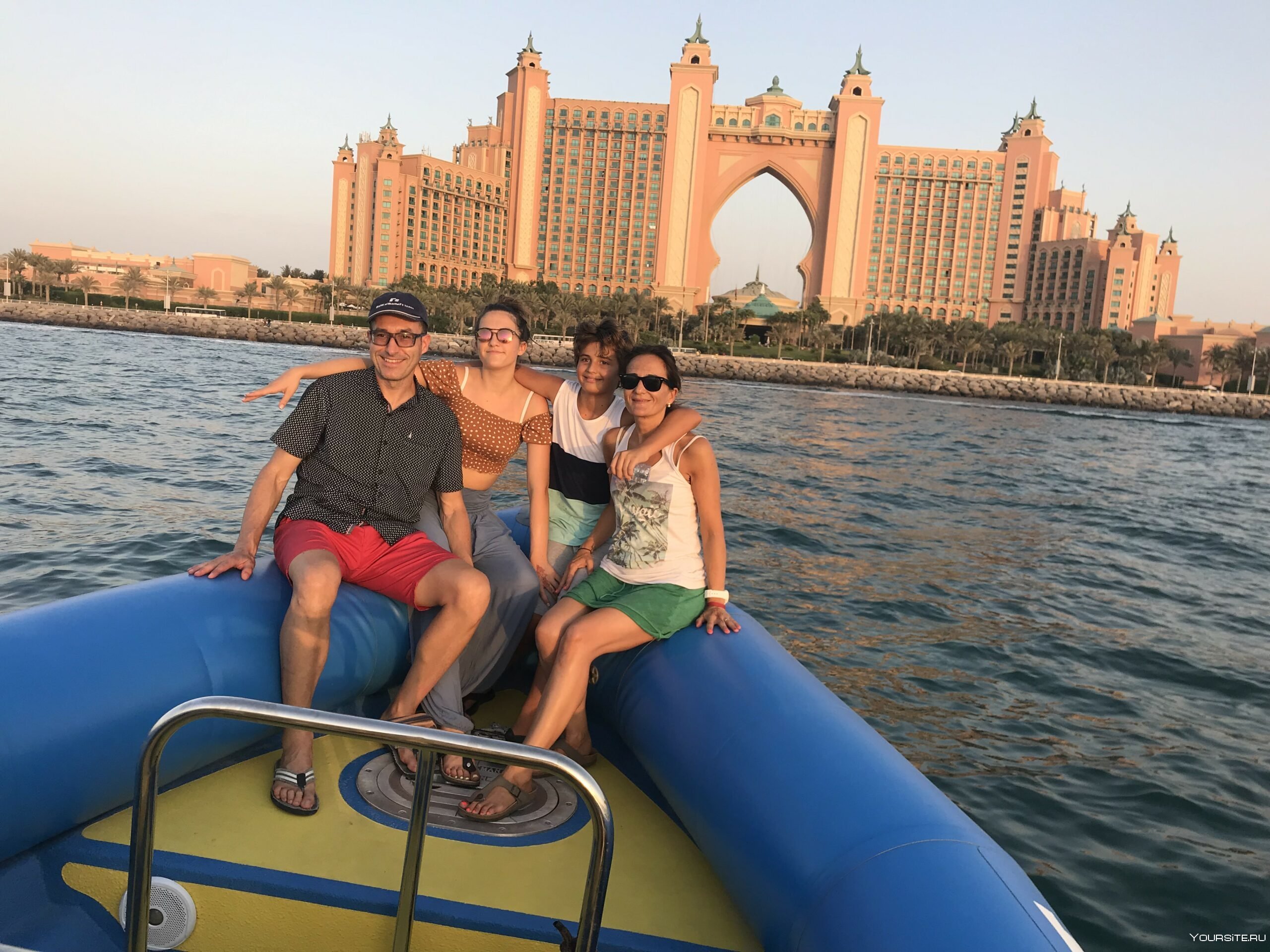 Жить в дубае русским. Nemo Boat Tour Dubai. Отпуск в Дубае. Туристы в Дубае. Семья в Дубае.