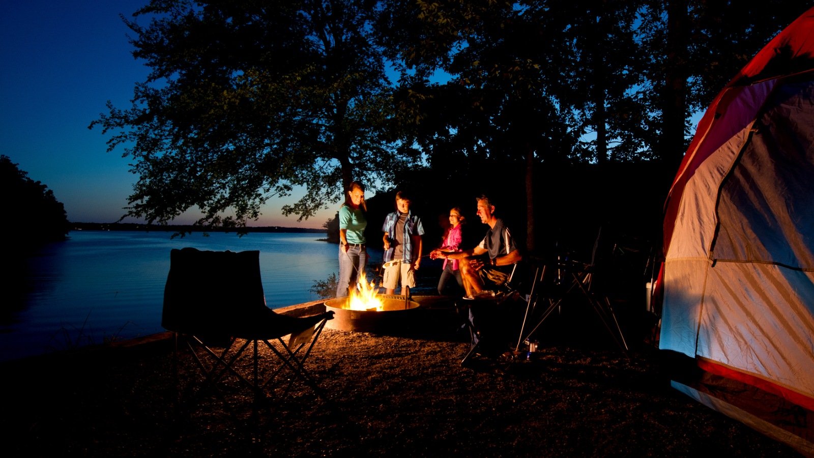Camping outdoor. Гирлянда для кемпинга. Кемпинг с палатками у воды. Палатка с гирляндой. Кемпинг люди.