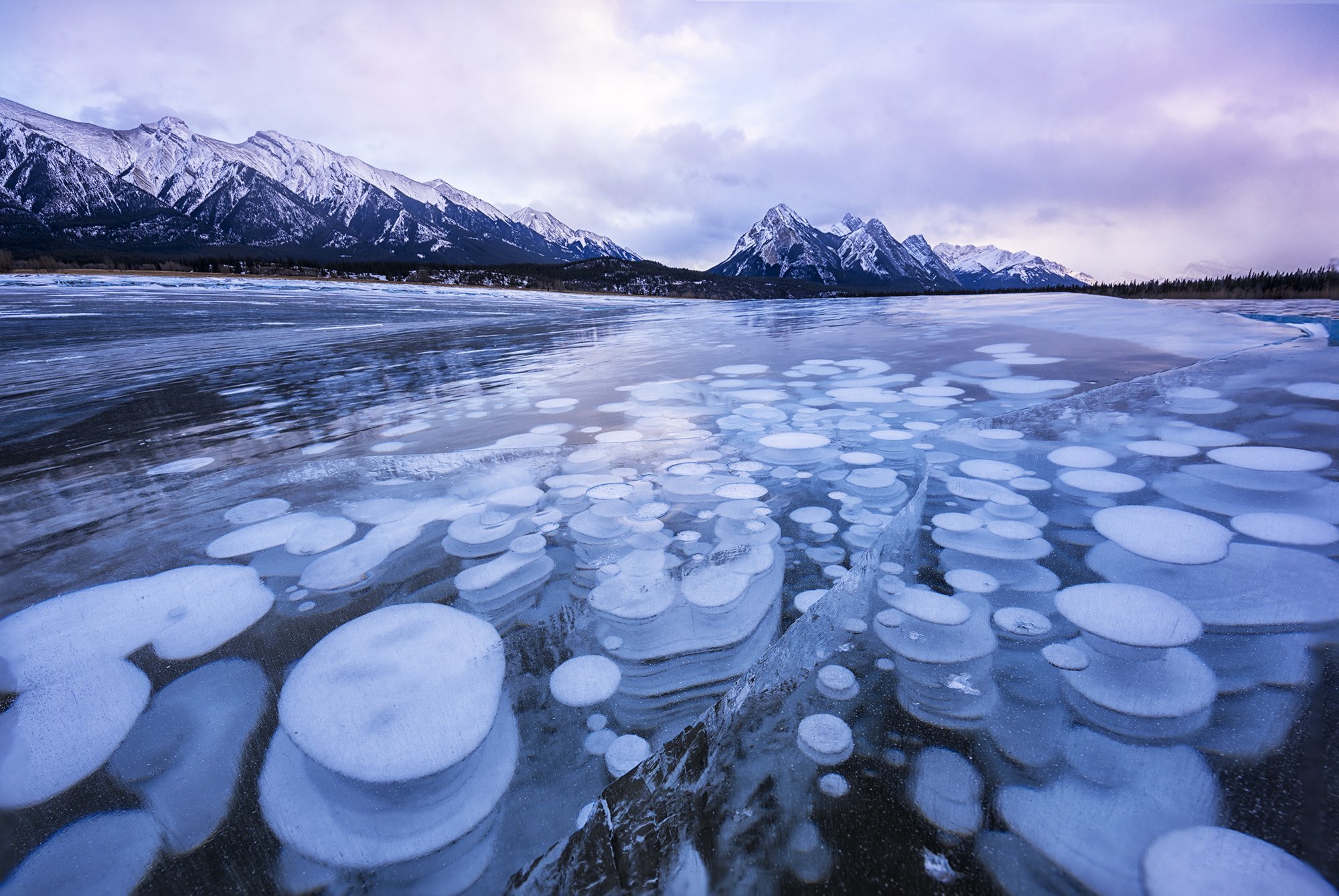 Огромные массы воды. Озеро Клилук Канада. Озеро Эйбрахам в Канаде. Ледяные пузыри озера Абрахам Канада. Метановые пузырьки на Байкале.