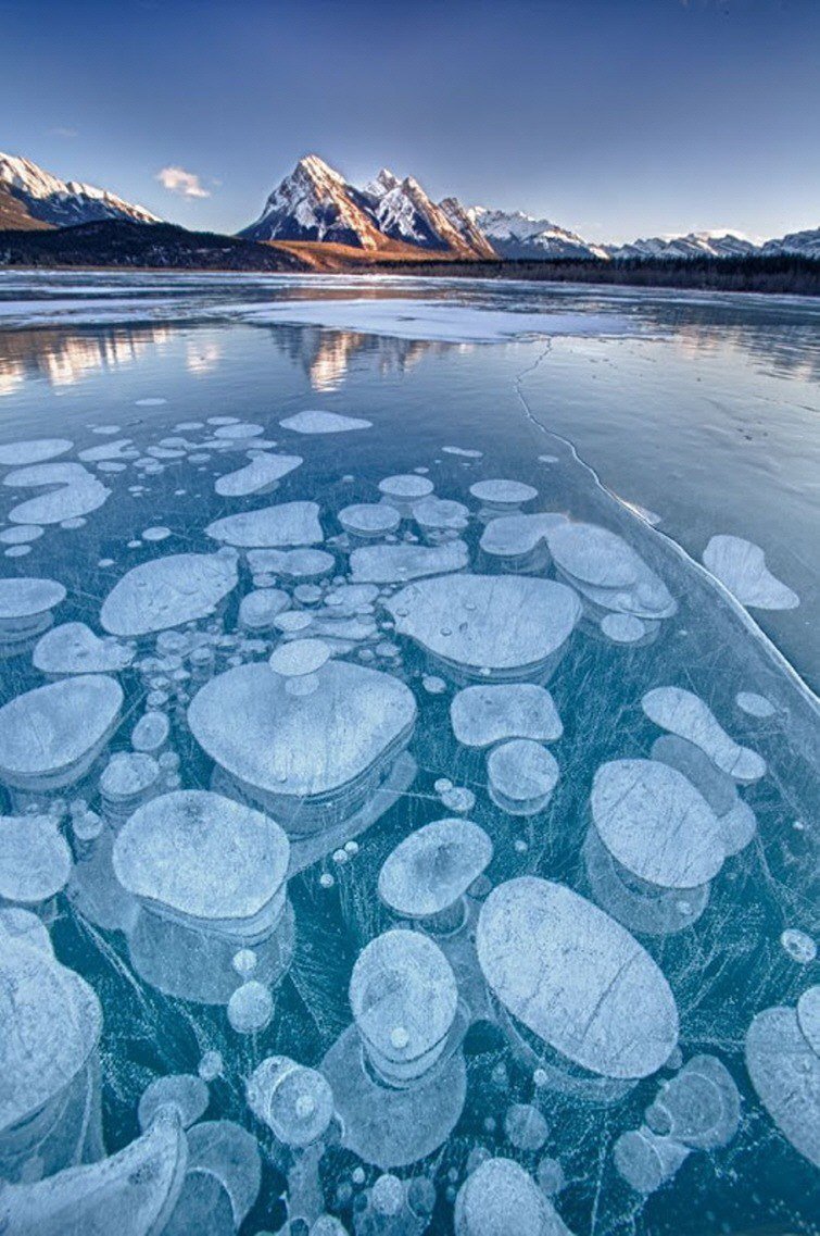 Пузырьки на байкале. Ледяные пузыри озера Абрахам Канада. Озеро Эйбрахам в Канаде. Метановые пузырьки на Байкале.
