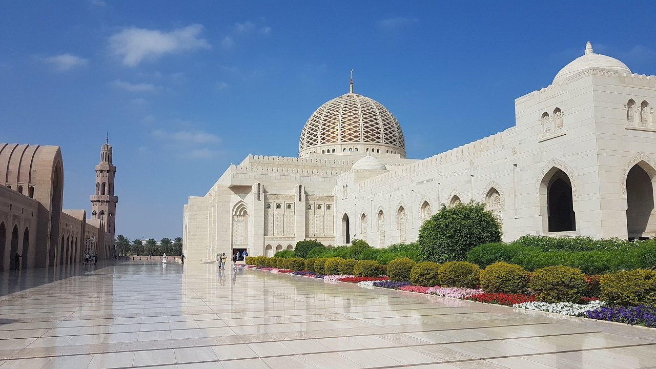 Коло оману. Сухар Оман. Мечеть Султана Кабуса, Маскат, Оман.. Мечеть Сохар Оман. Аэропорт Маскат Оман.