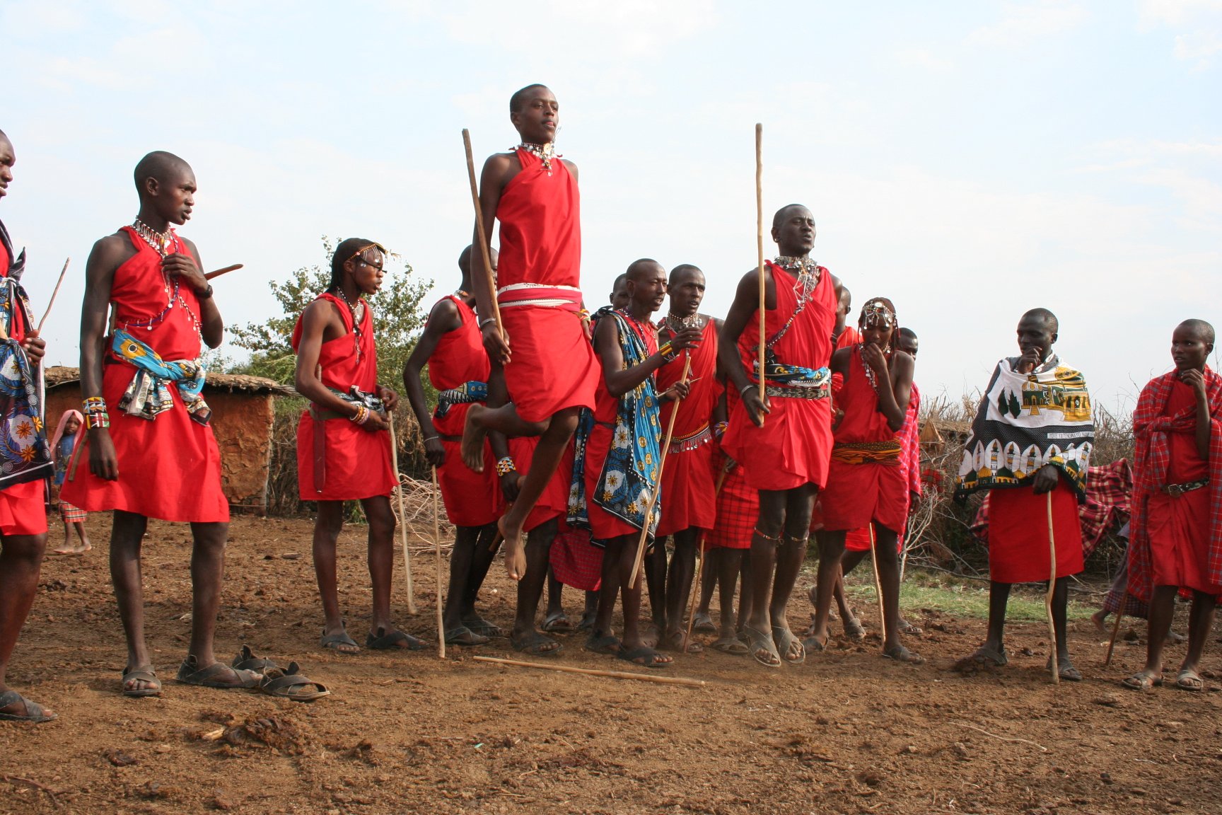 Ритуальные танцы племен. Масаи племя прыжки. Танец племени Масаи. Воин Масаи. Масаи Кения прыжки.