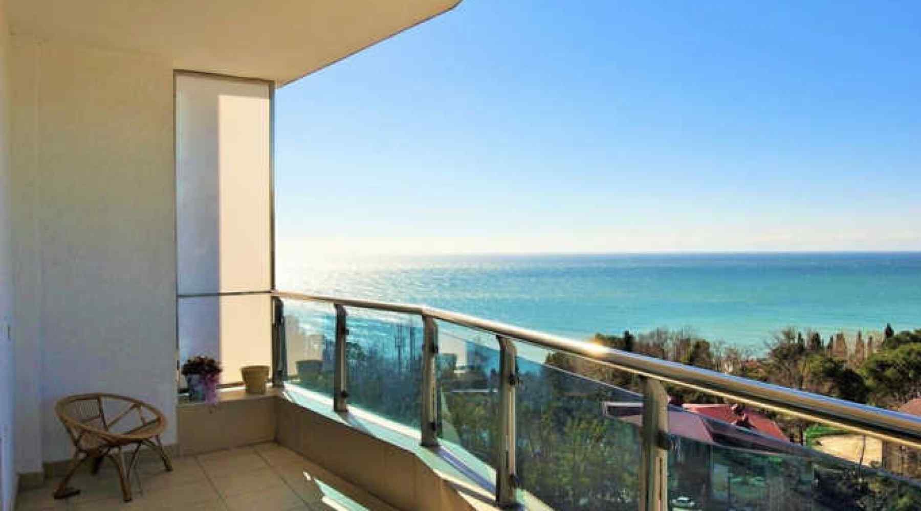 Краснодарский край сочи квартиры. Вид на море с балкона. Дом в Сочи с видом на море. Квартира с видом на море. Элитные квартиры с видом на море.