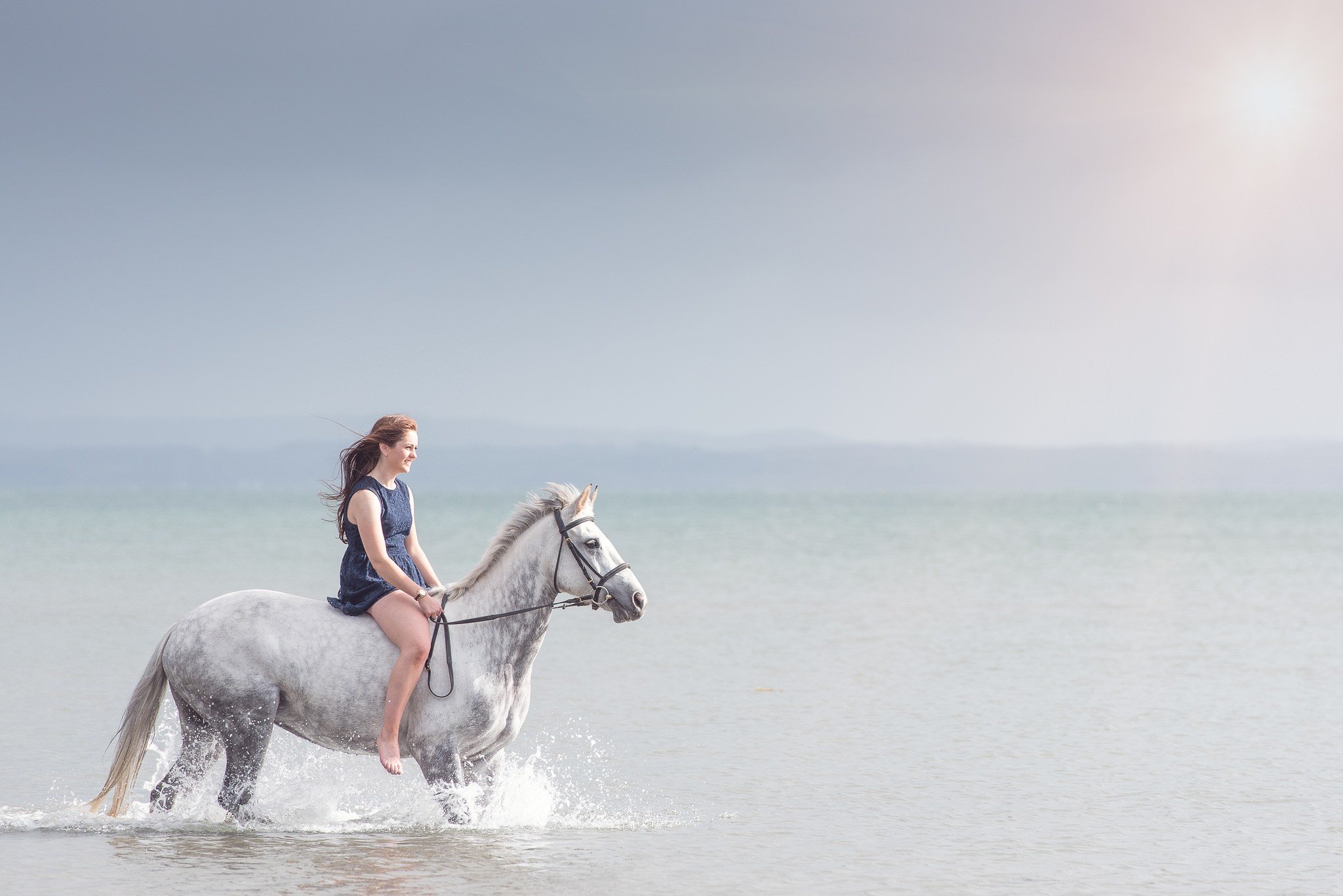 Девушка лошадь клип. Девушка на коне. Фотосессия с лошадью на море. Девушка с лошадью. Девушка на лошади у моря.