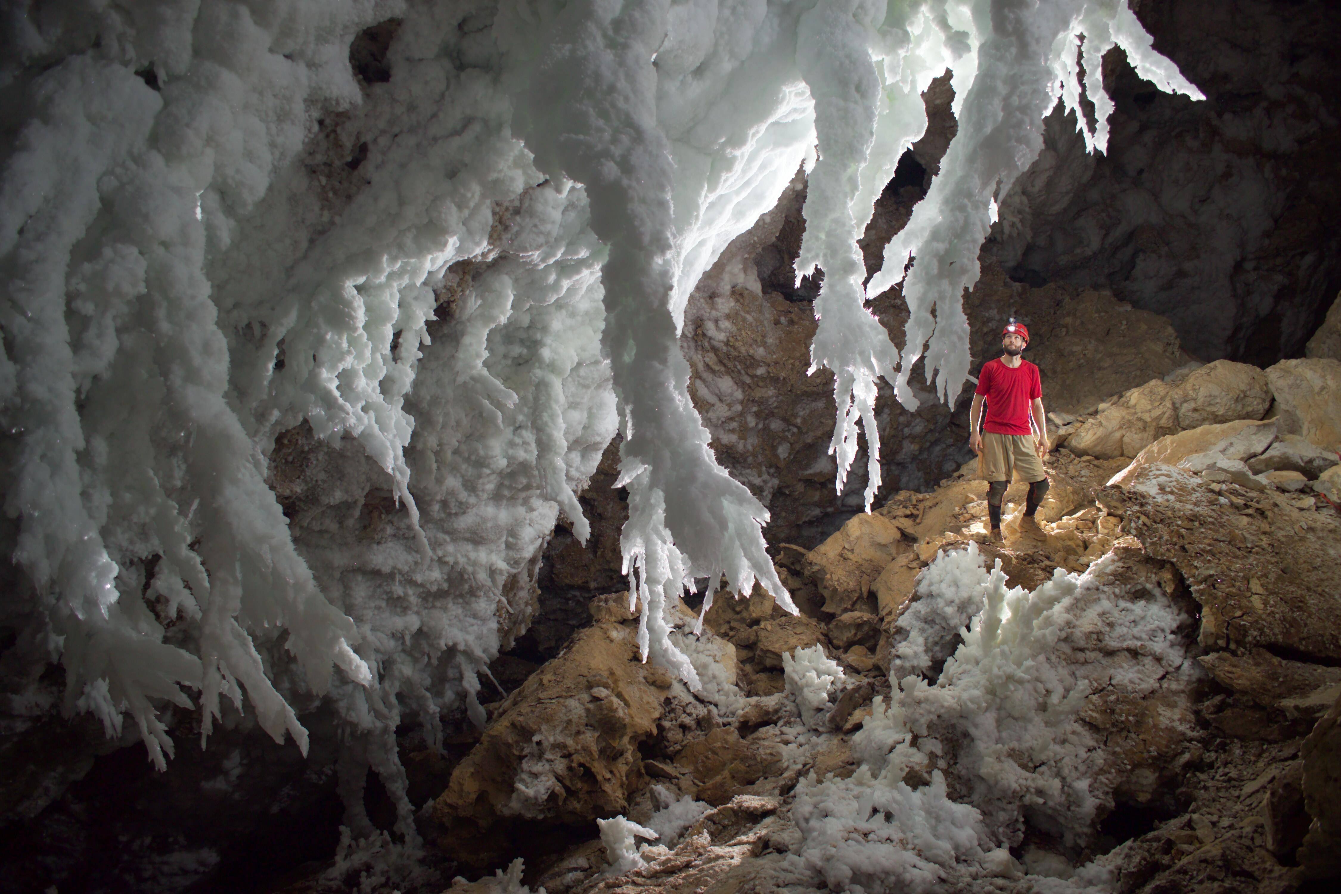Почему в пещерах холодно. Пещера Лечугилья Нью-Мексико. Карлсбадские пещера Lechuguilla Cave. Пещера Крубера-Воронья. Пещера Крубера Караби.