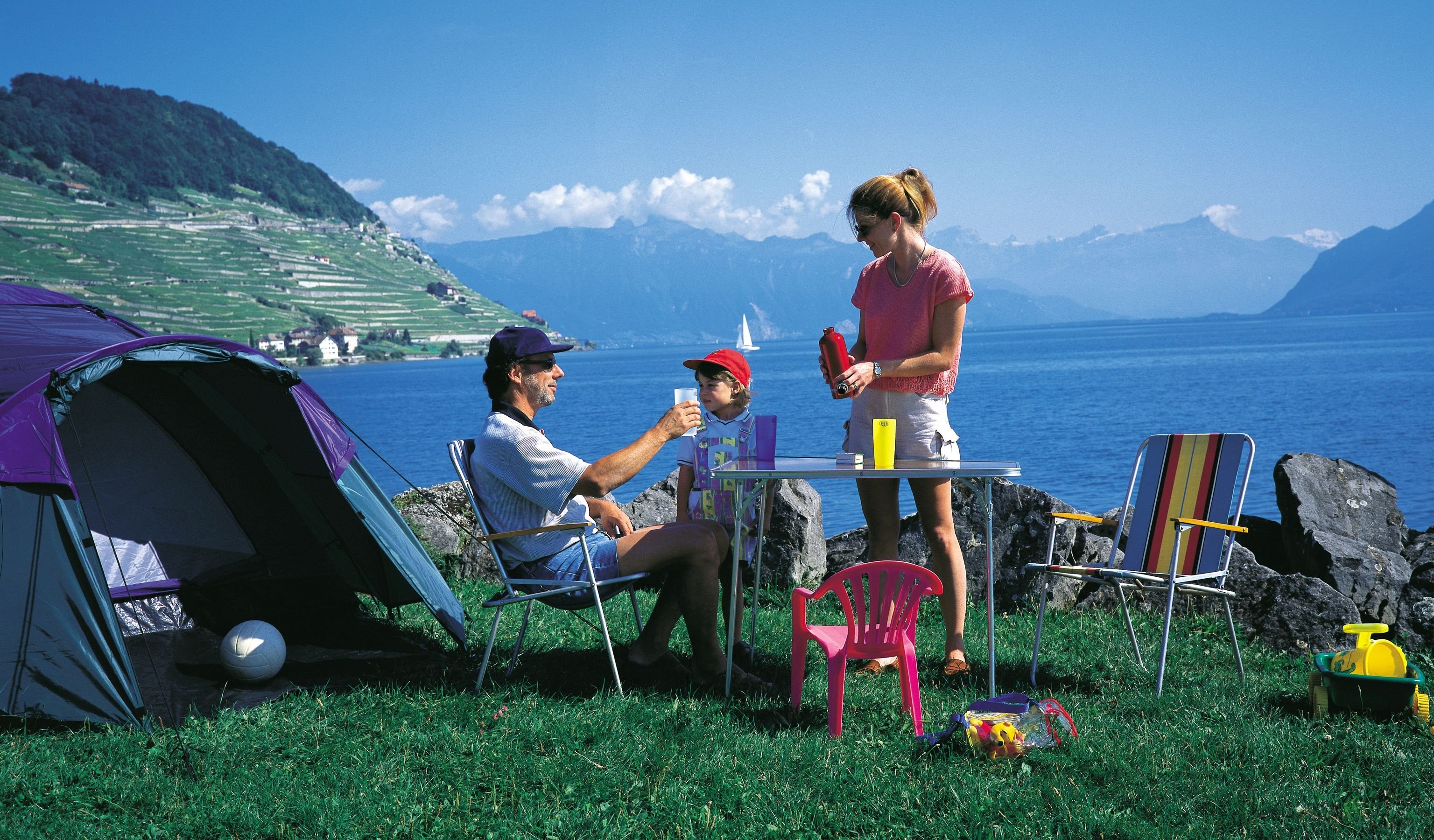 Включи camping. Кемпинг в Швейцарии. Швейцария туризм. Туристы в Швейцарии. Познавательный туризм в Швейцарии.
