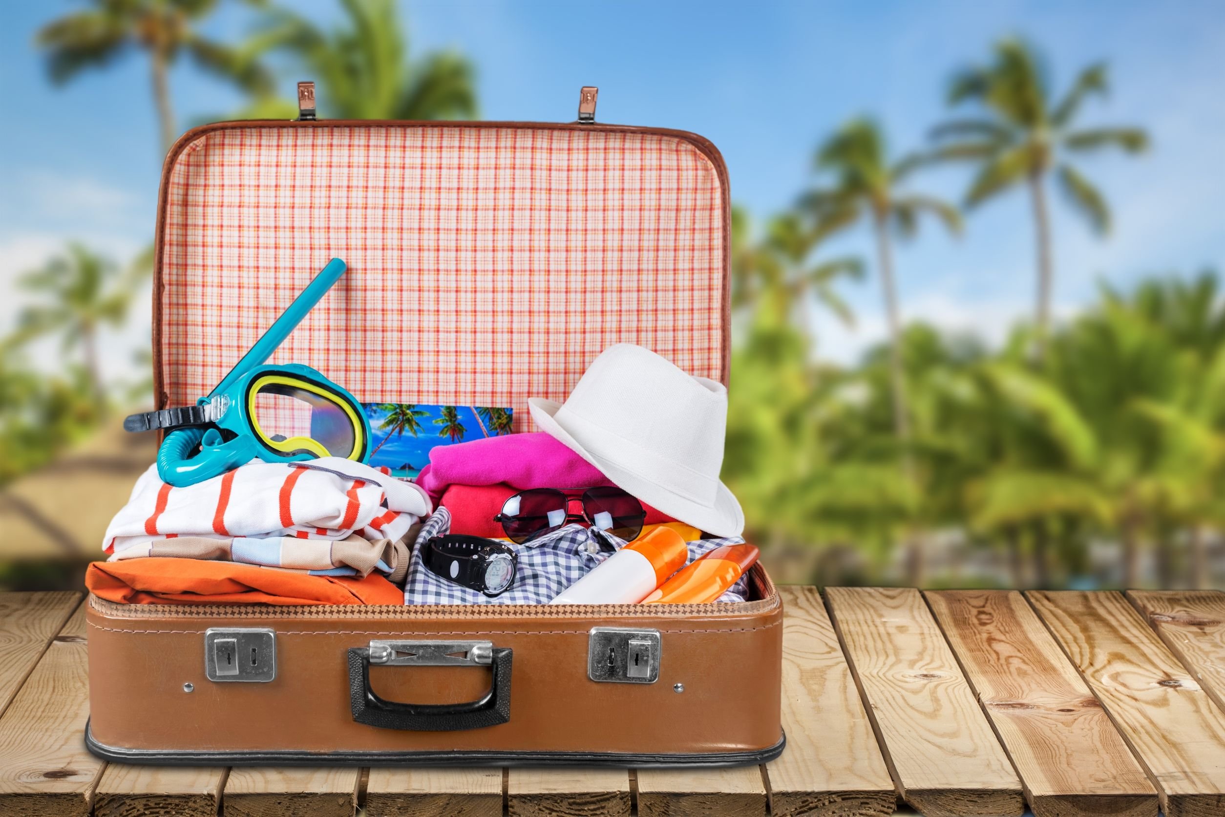 Увлекается путешествиями. Чемодан. Отпуск чемодан. Чемодан для путешествий. Собранный чемодан.