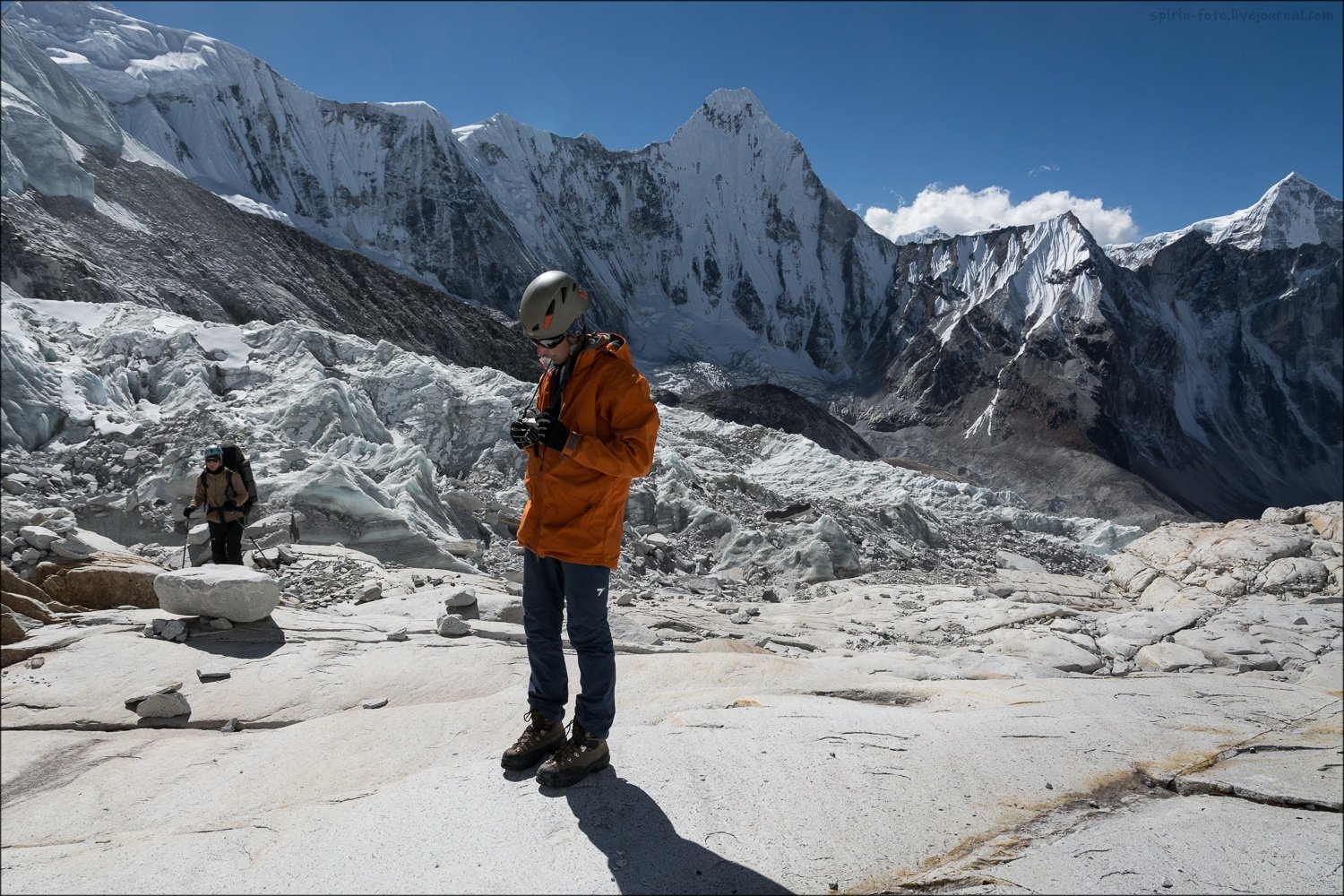 Снежный человек с тибета. Йети в Гималаях. Ама-Даблам горы Непала. Гималаи туризм.