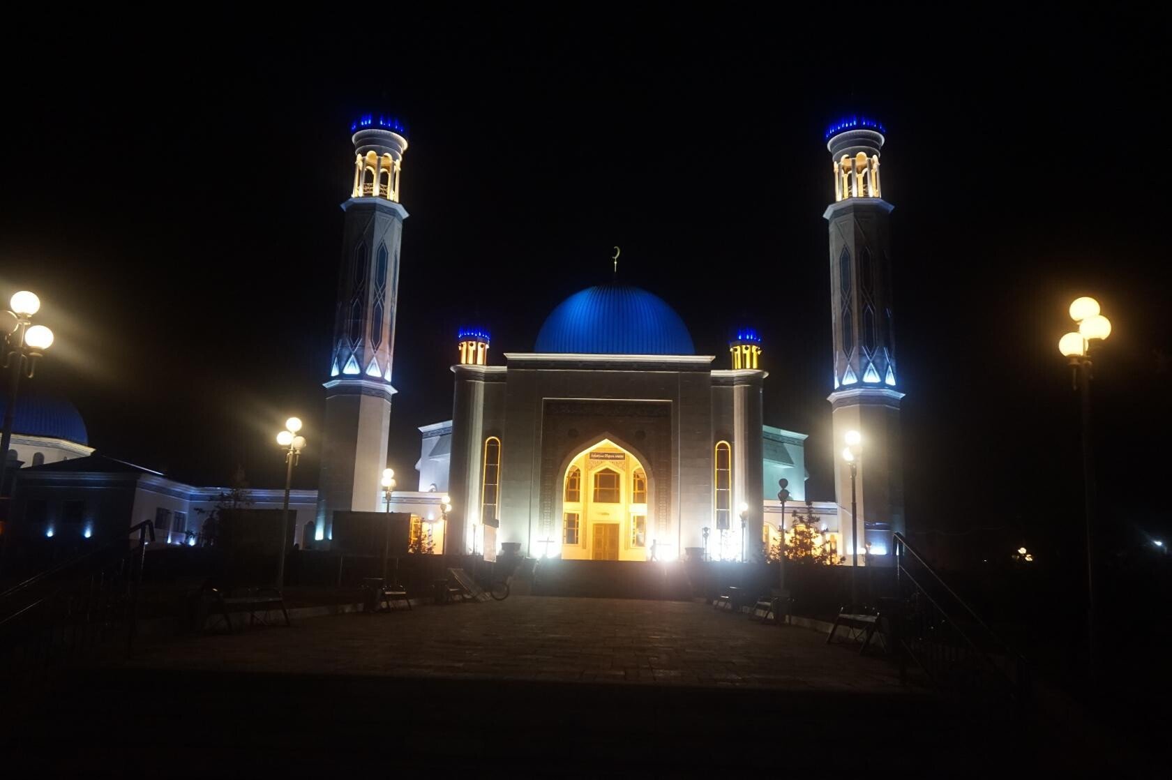 Тараз какой город. Тараз город в Казахстане. Джамбул город в Казахстане. Ночной город Тараз Казахстан. Город Джамбул Казахстан мечеть.