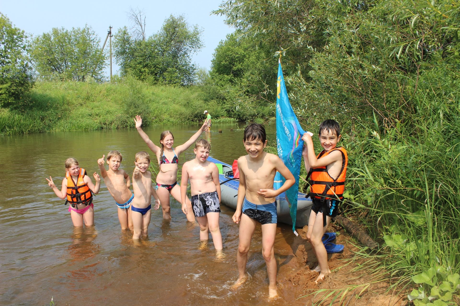 Школьники купаются. Купание на речке. Лагерь на речке. Купание детей в лагере. Детский лагерь на реке.