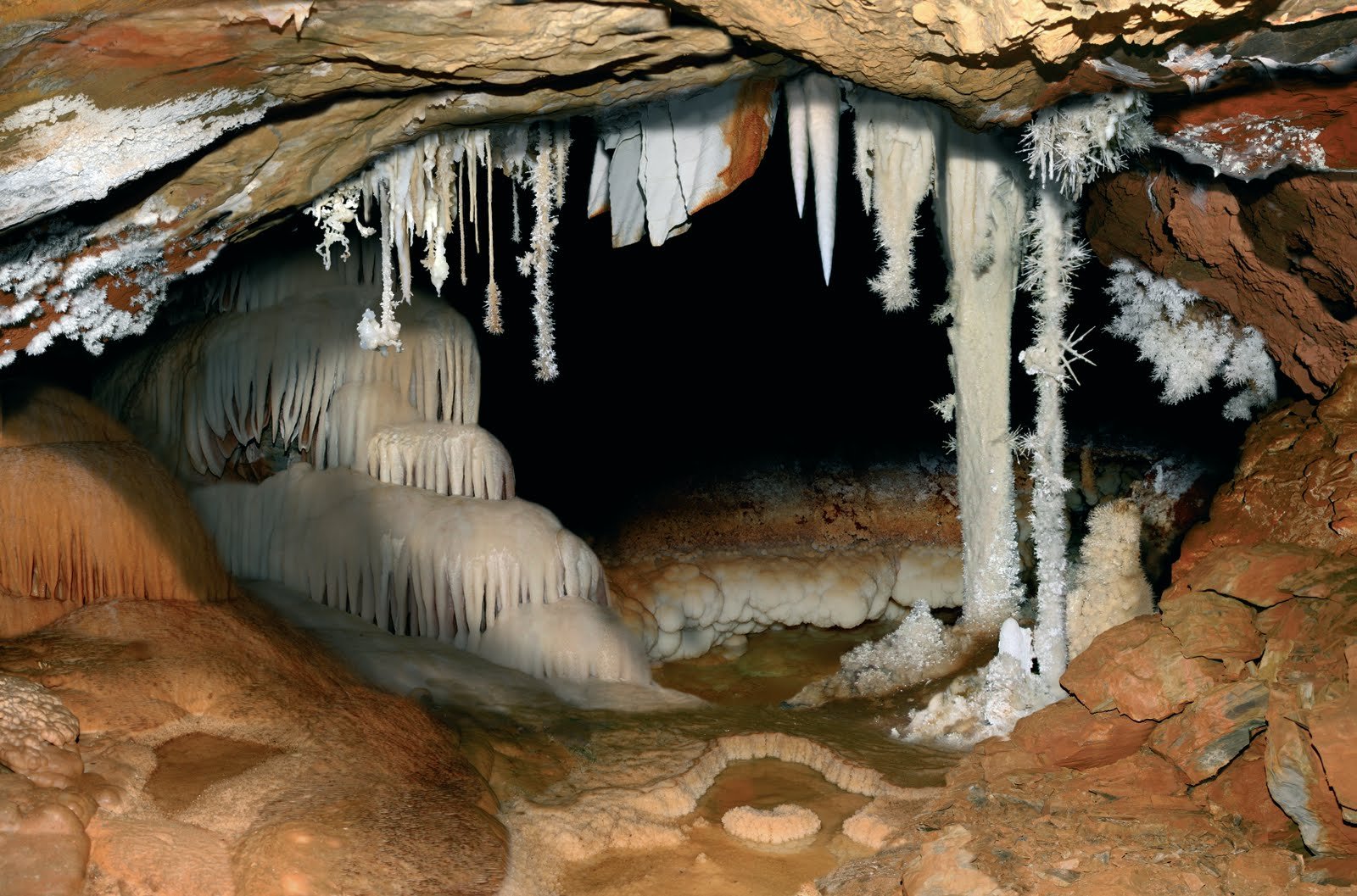 Пещера нати. Пещера Постойна яма Словения.