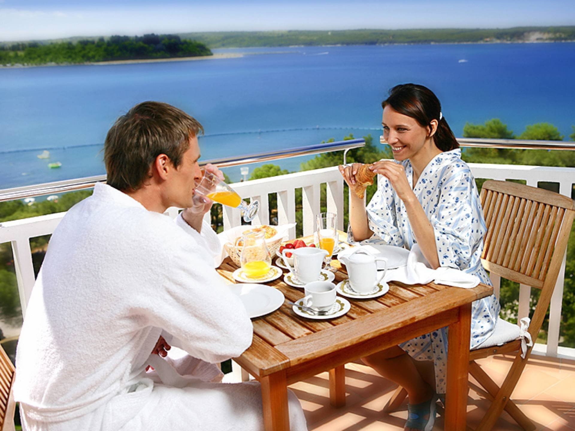 Муж жену на балконе. Завтрак на террасе с видом на море. Завтрак на веранде. Завтрак на балконе. Утро на террасе.