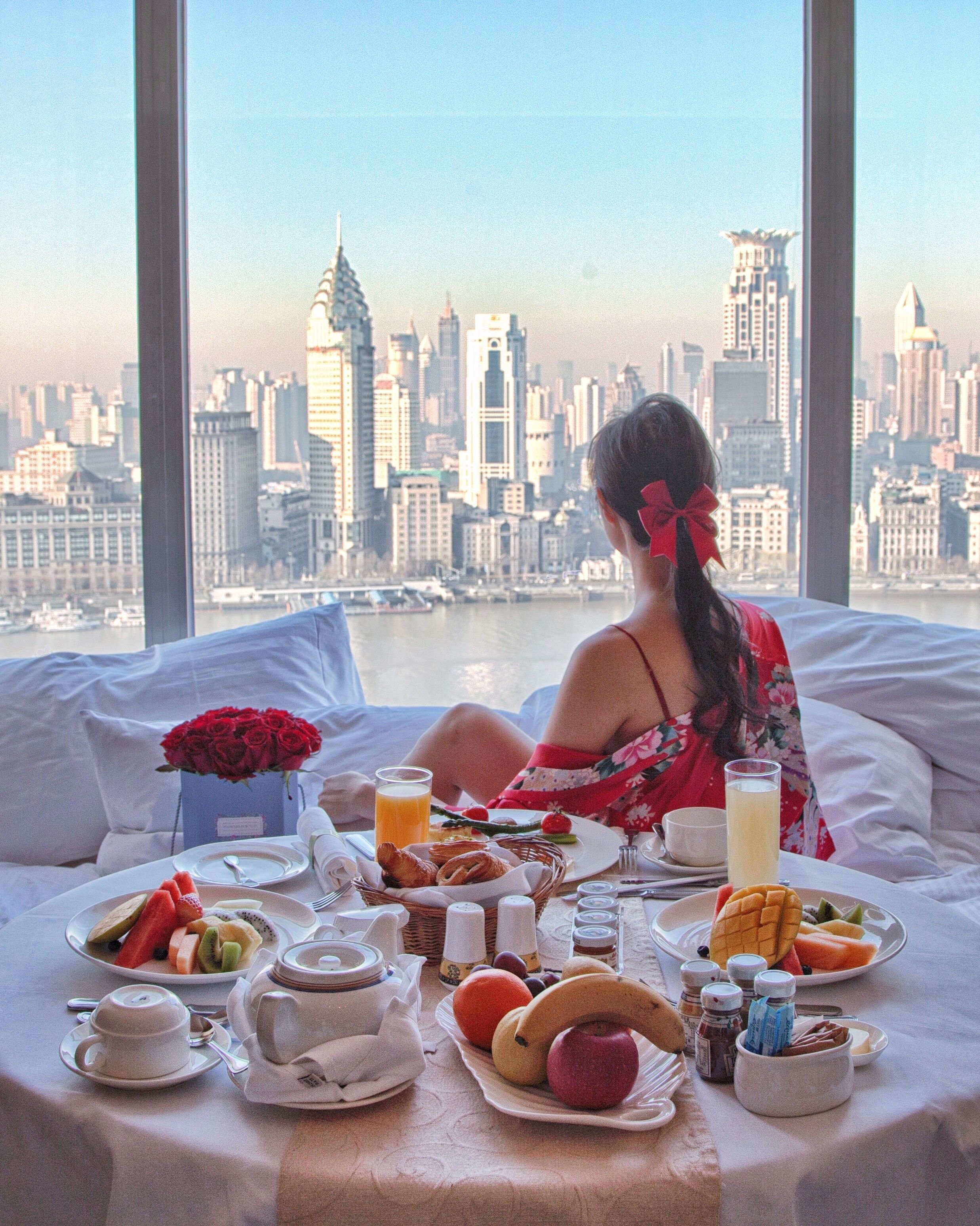 Завтрак в дубае. Красивый завтрак в отеле. Завтрак с девушкой в отеле. Девушка в отеле завтракает. Завтрак в дорогом отеле.