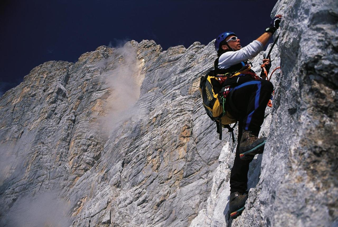 Приспособления для жизни в горах. Тони Курц альпинист. Скалолазание в горах. Альпинист на горе. Скалолазание на горе.