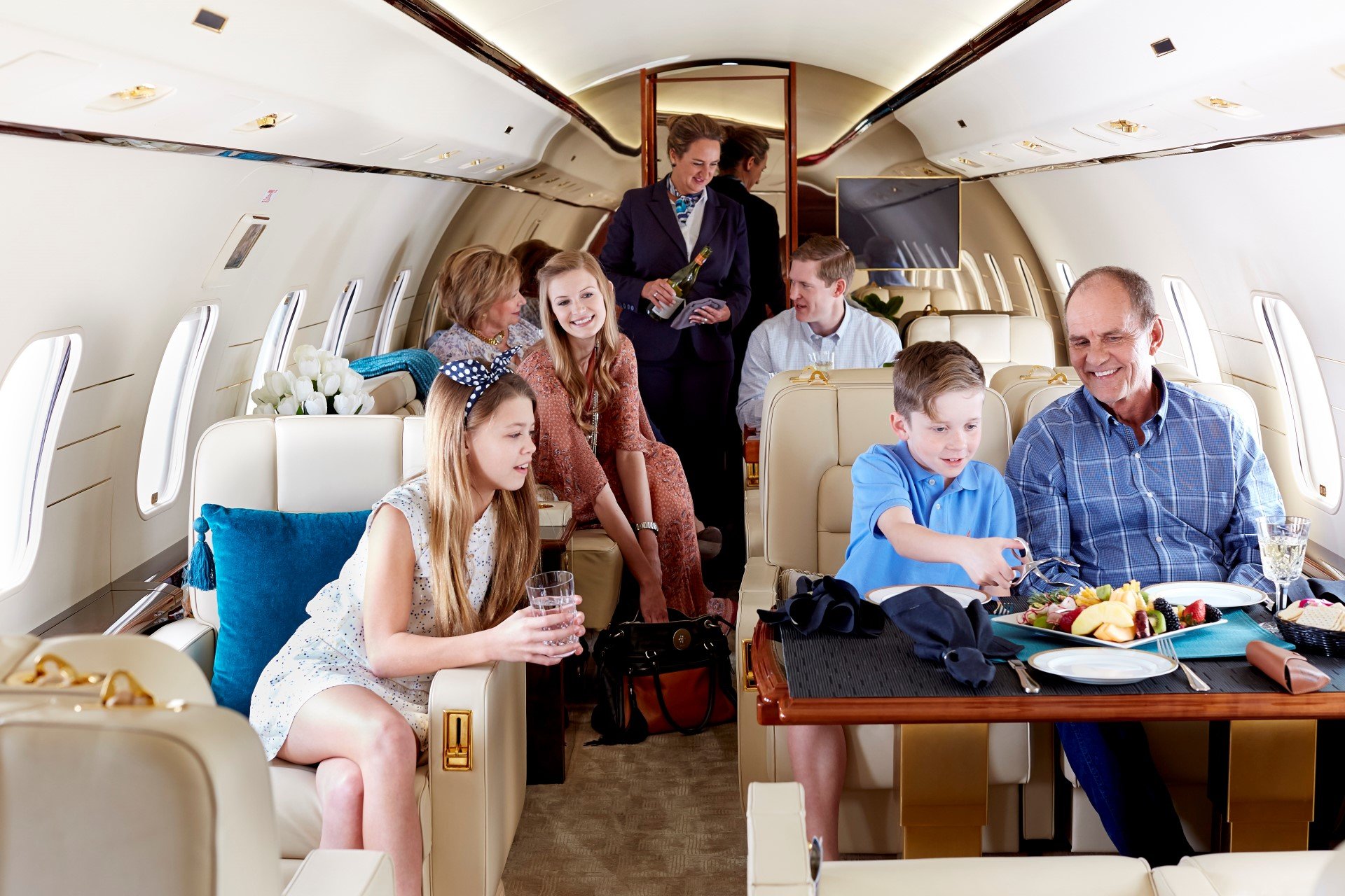 Ребенок на самолете с бабушкой. Путешествие на частном самолете. Семья в частном самолете. Семейный частный самолет. Перелет на частном самолете.