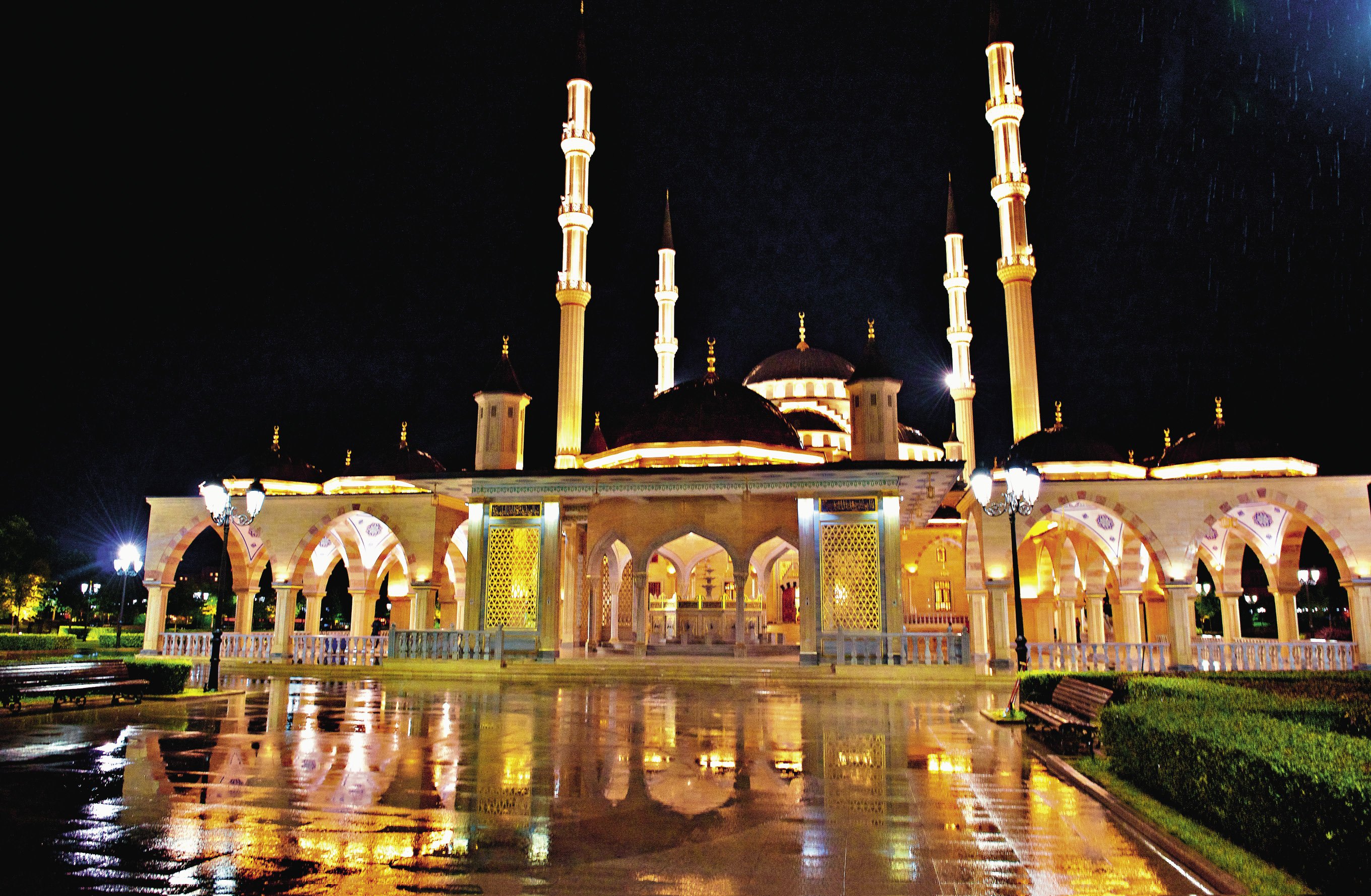 Город назвали грозным. Мечеть «сердце Чечни». Ночной мечеть сердце Чечни. Соборная мечеть Грозный. Мечеть сердце Чечни Грозный улица.