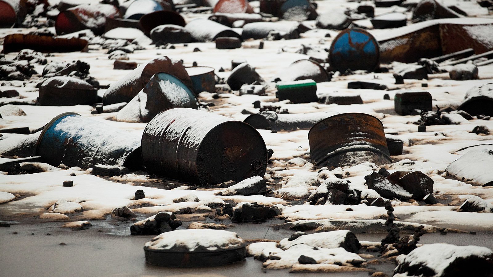 Пром отходы. Россия полигон химотходов «красный Бор». Захоронение химических отходов СПБ. Химическое загрязнение. Химические отходы.