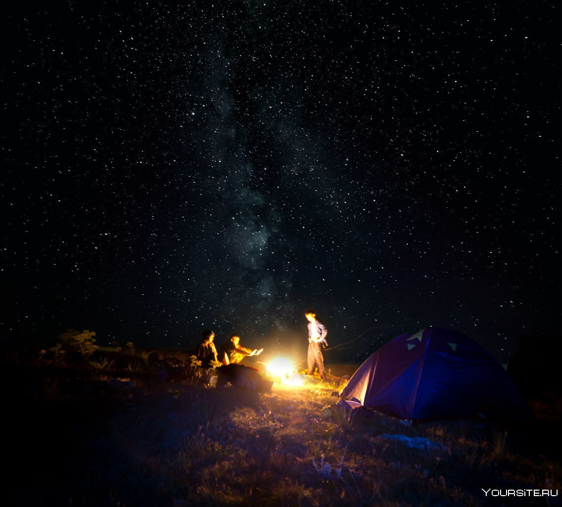 Песни пикник ночь. Поход ночью. Палатка под звездами. Ночь палатка костер. Костер ночью.