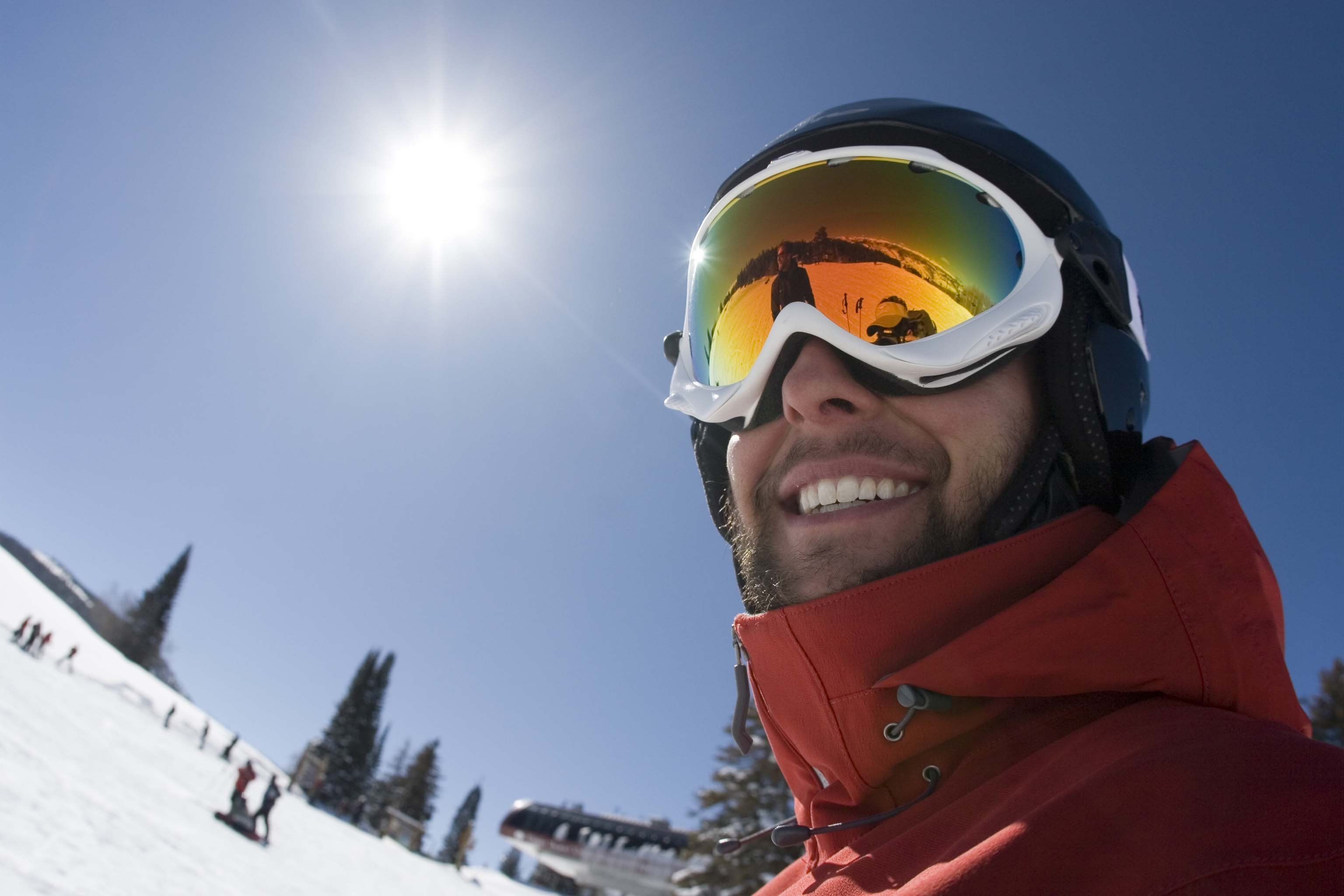 The good ski. Селфи горные лыжи. Горнолыжник в очках. Селфи в горнолыжной маске. Мужчина на горных лыжах.
