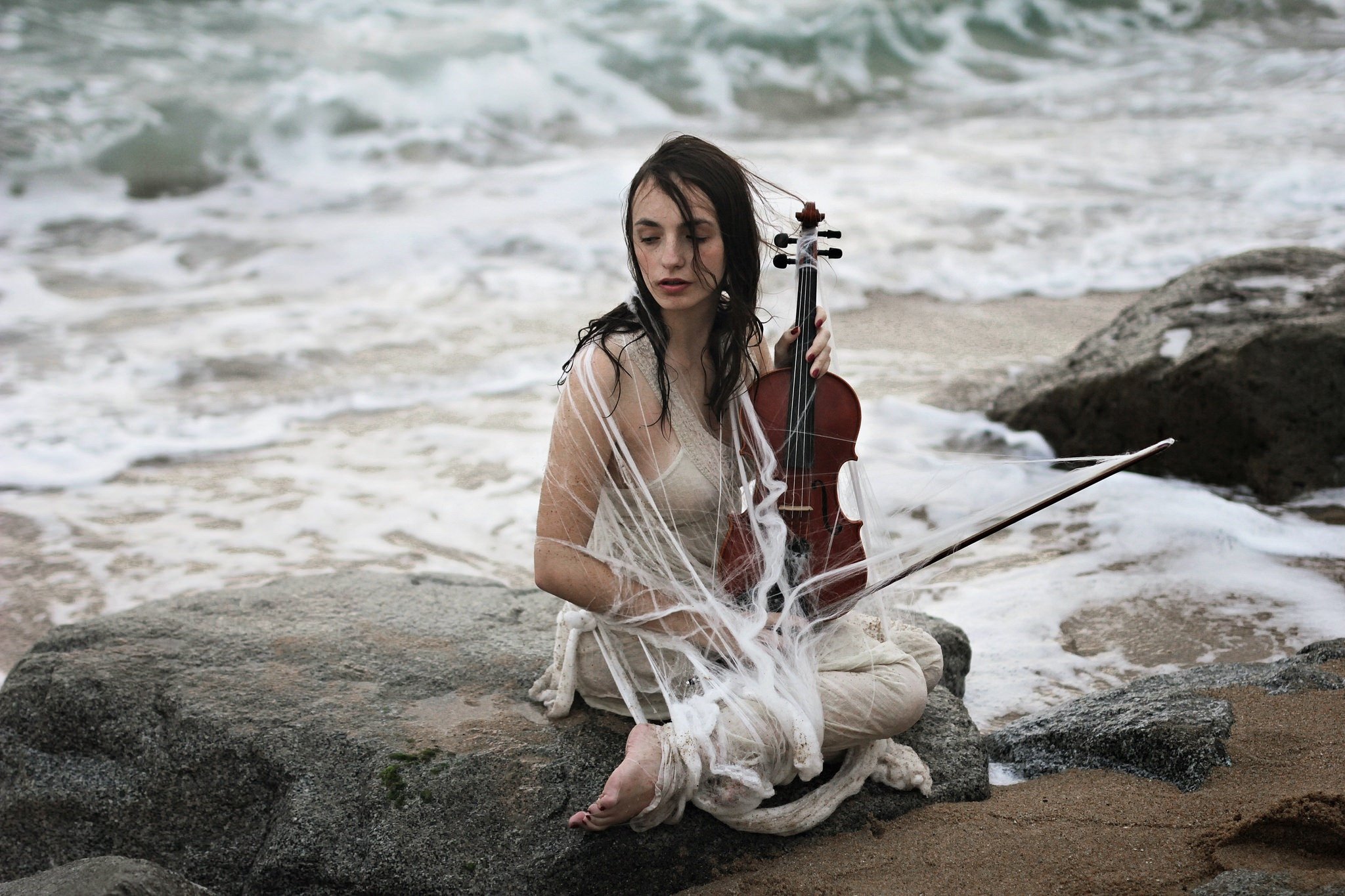 Музыка для души популярные. Девушки со скрипкой. Девушка скрипачка. Девушка со скрипкой на берегу моря. Девушка скрипка море.