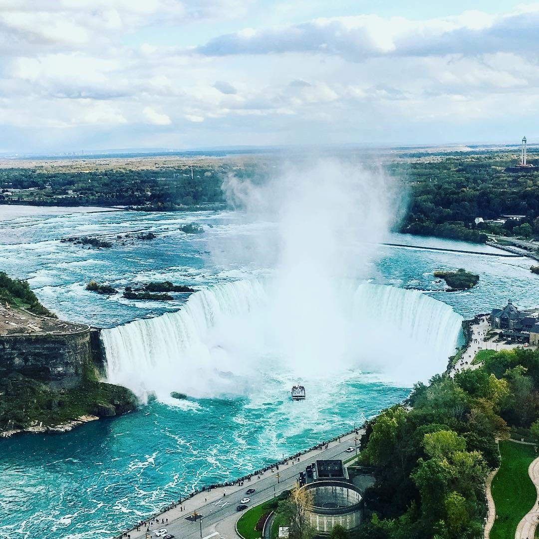 Какие водопады располагаются в северной америке. Канада Торонто Ниагарский водопад. Достопримечательности Канады Ниагарский водопад. Niagara Falls водопад. Ниагарские водопады достопримечательности.