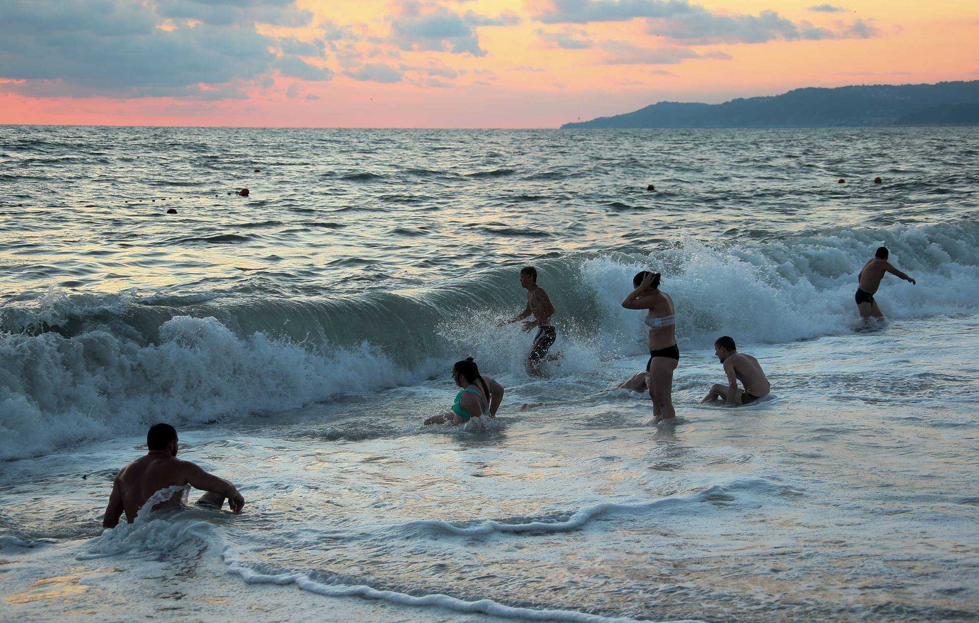В июне в сочи можно купаться. Сочи море. Черное море с людьми. Черное море пляж люди. Пляжные курорты России.