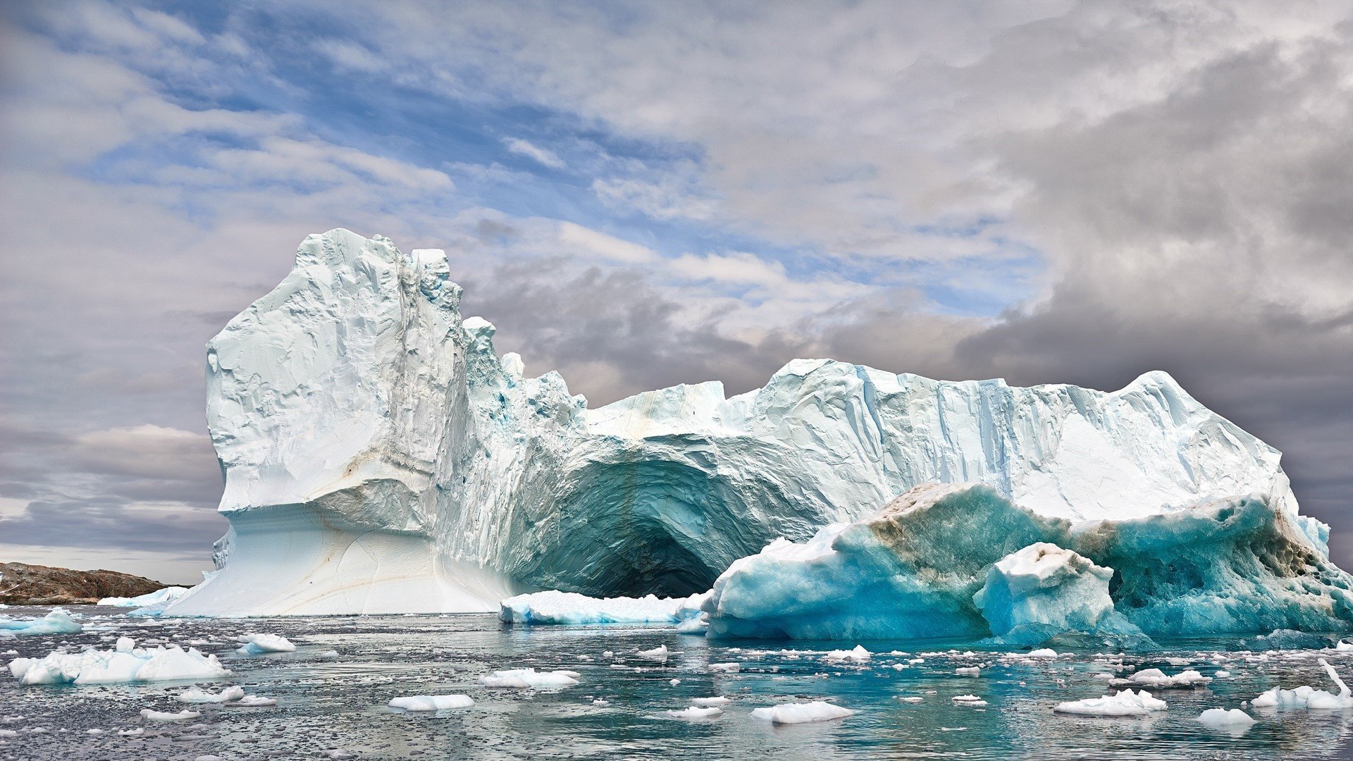 Глыба льда на воде. Ледовитый океан и Антарктида. Айсберги Северного Ледовитого океана. Ледник Аустфонна. Северный Ледовитый океан и Антарктида.
