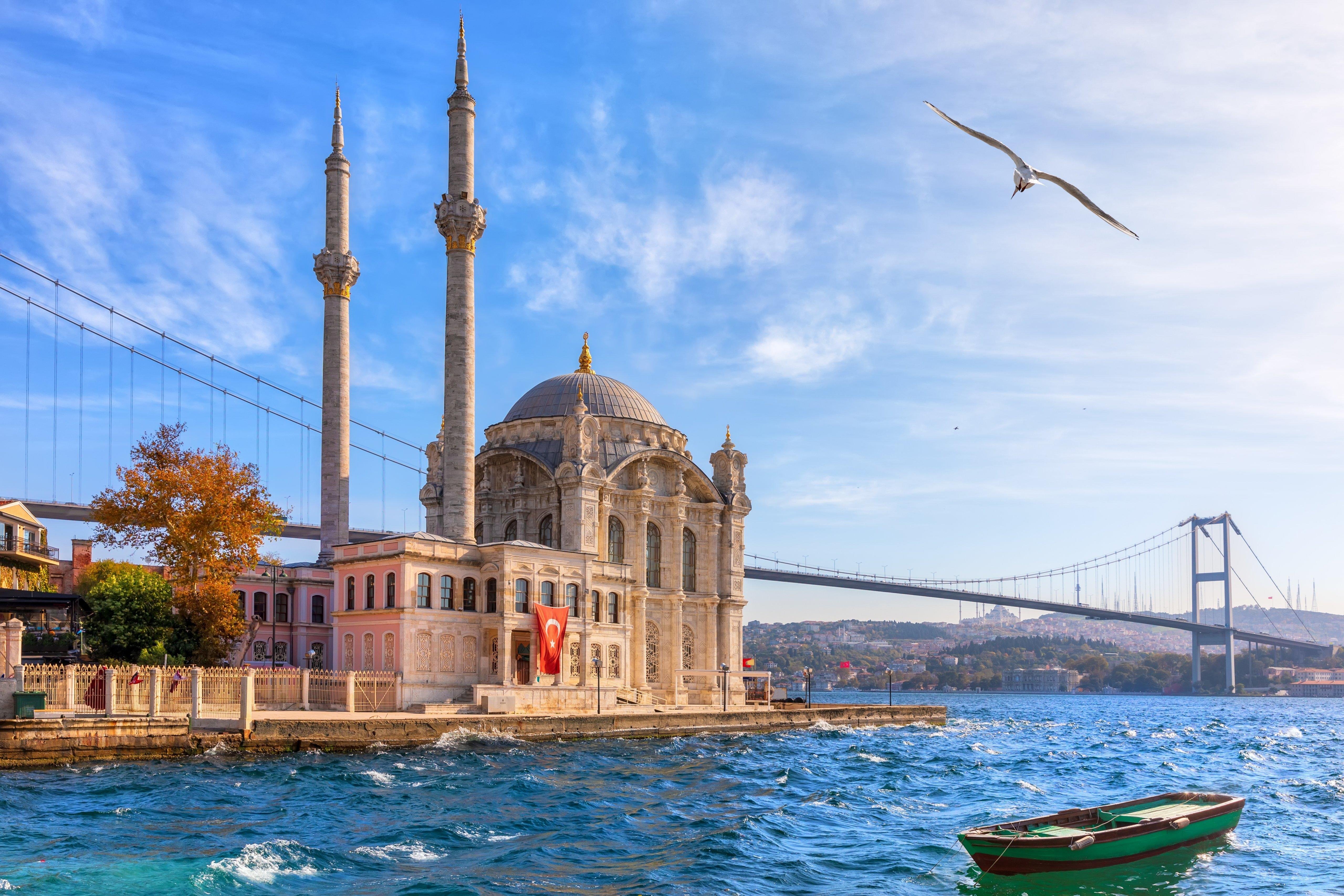Тур в стамбул из минеральных вод. Ортакей мечеть Стамбул. Турция мост Босфор. Стамбул Босфор мечеть. Набережная Ортакей Стамбул.