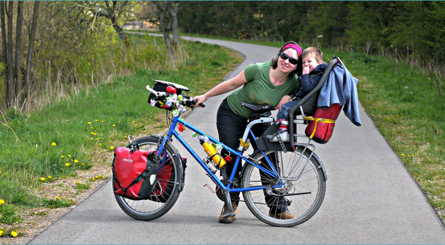 My sister bikes. Велоприцеп Trek. Велосипед для туризма. Велосипед для дальних путешествий. Путешествие на велосипеде.