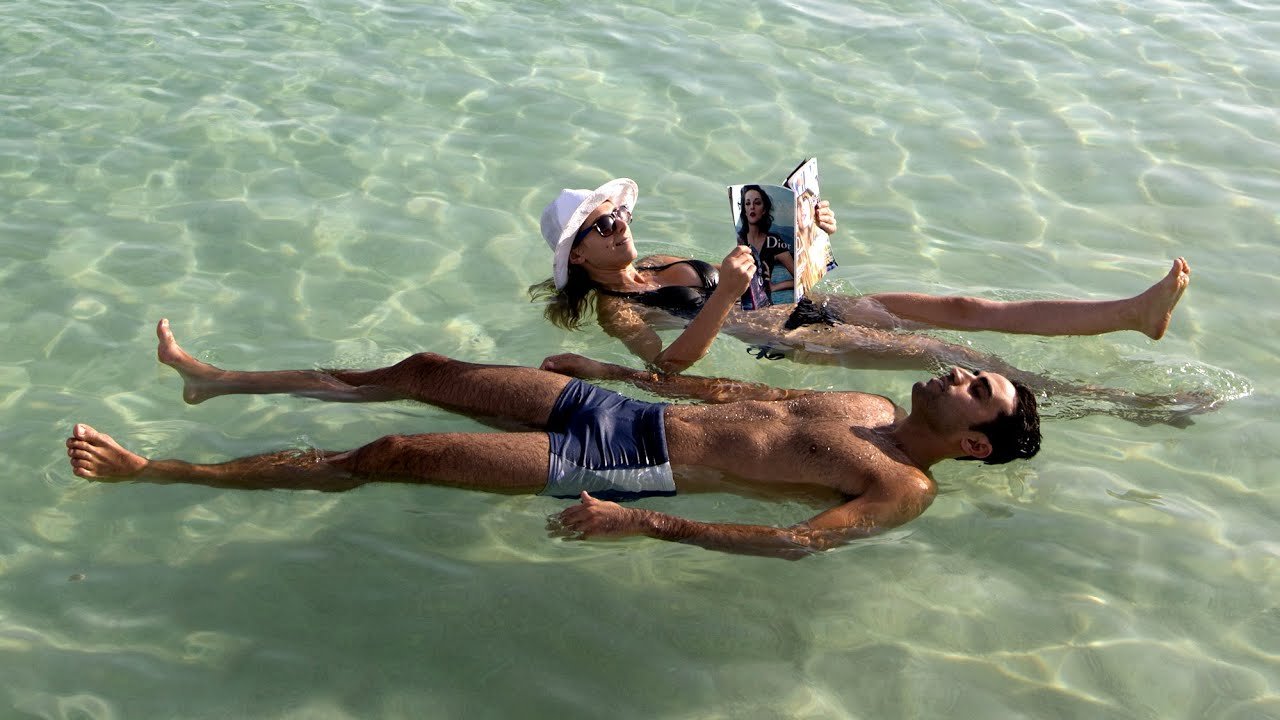 Мертвое море человек на воде. Мертвое море. Иордания Мертвое море люди. Мертвое море Палестина.