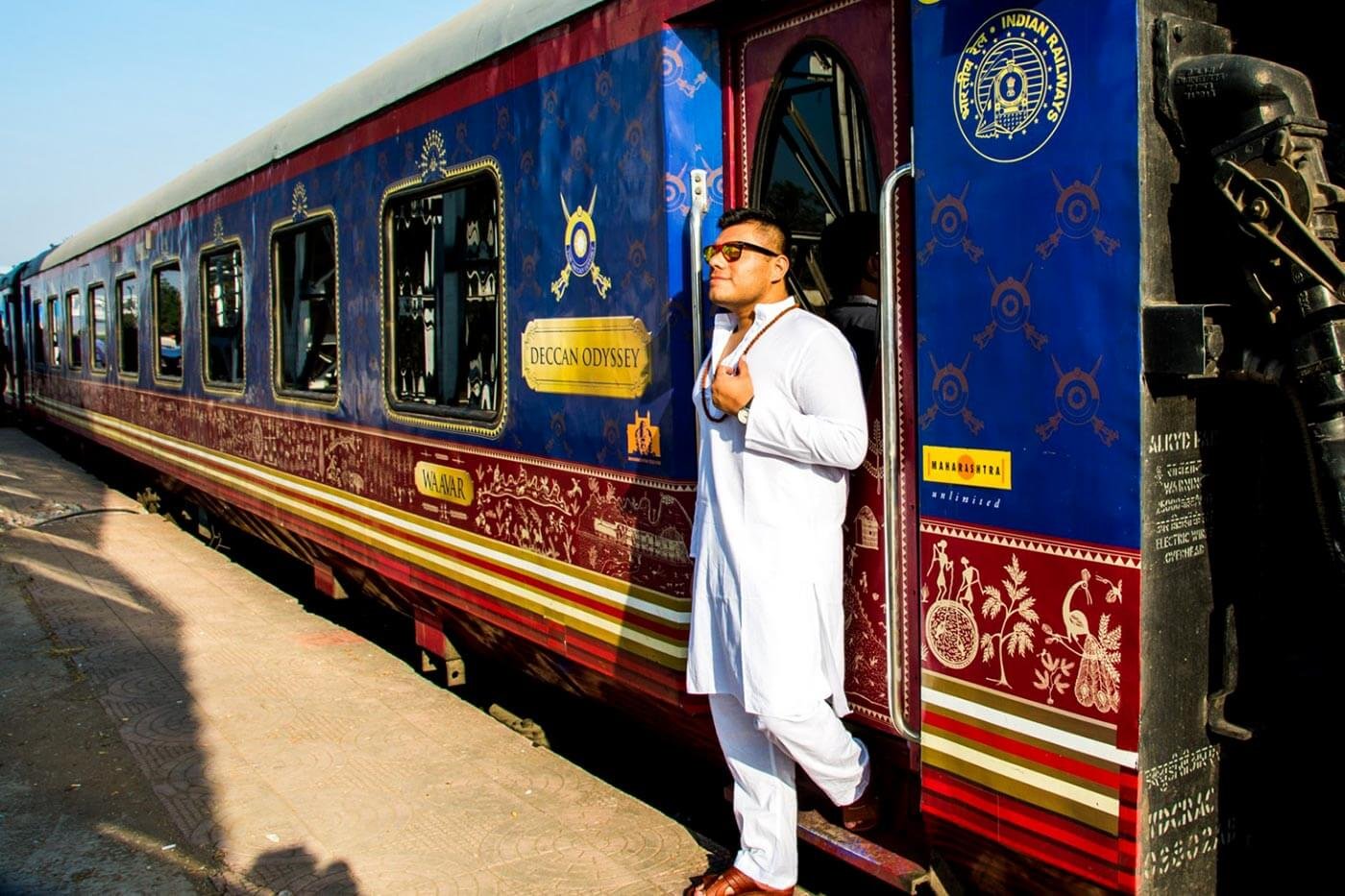 Пребывающий поезд. Поезд Deccan Odyssey. Deccan Odyssey Luxury Train. Поезд Махараджи в Индии. Поезд Махараджа экспресс индийский.
