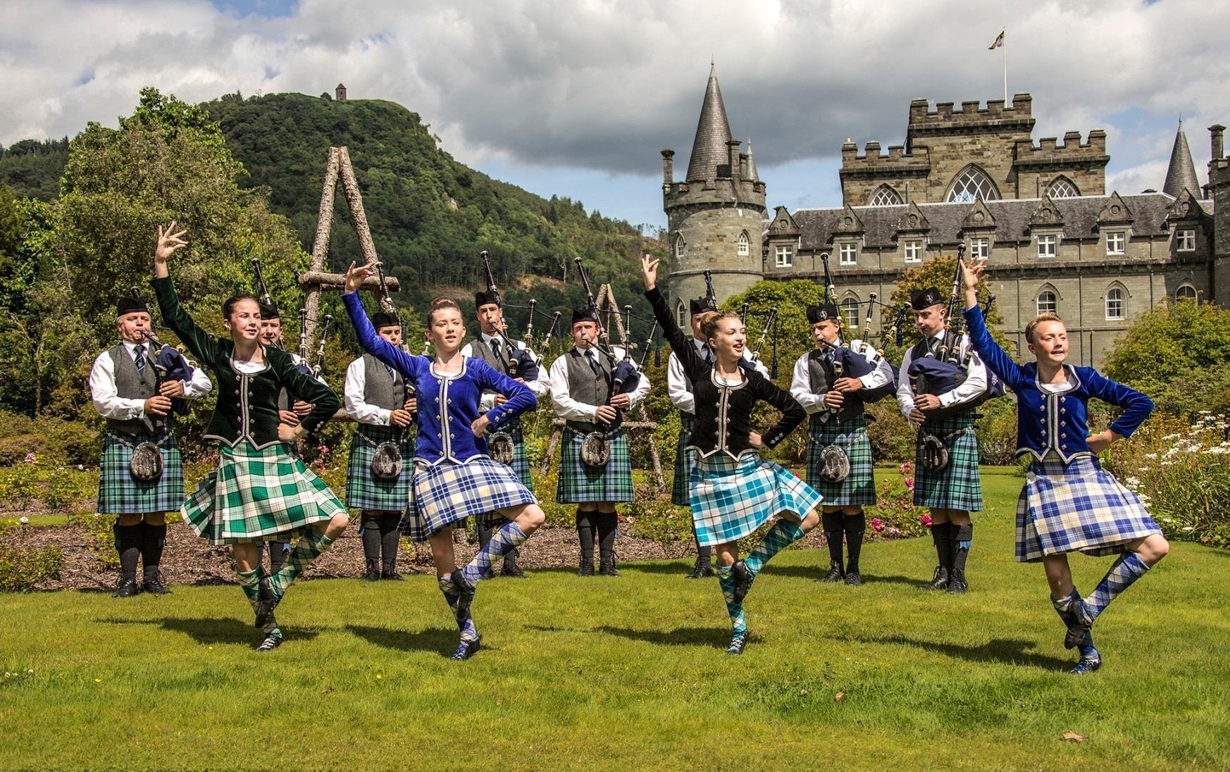 Irish traditions. Шотландия килт волынка. Шотландские Кейли. Лотиан Шотландия. Хайленд Шотландия.