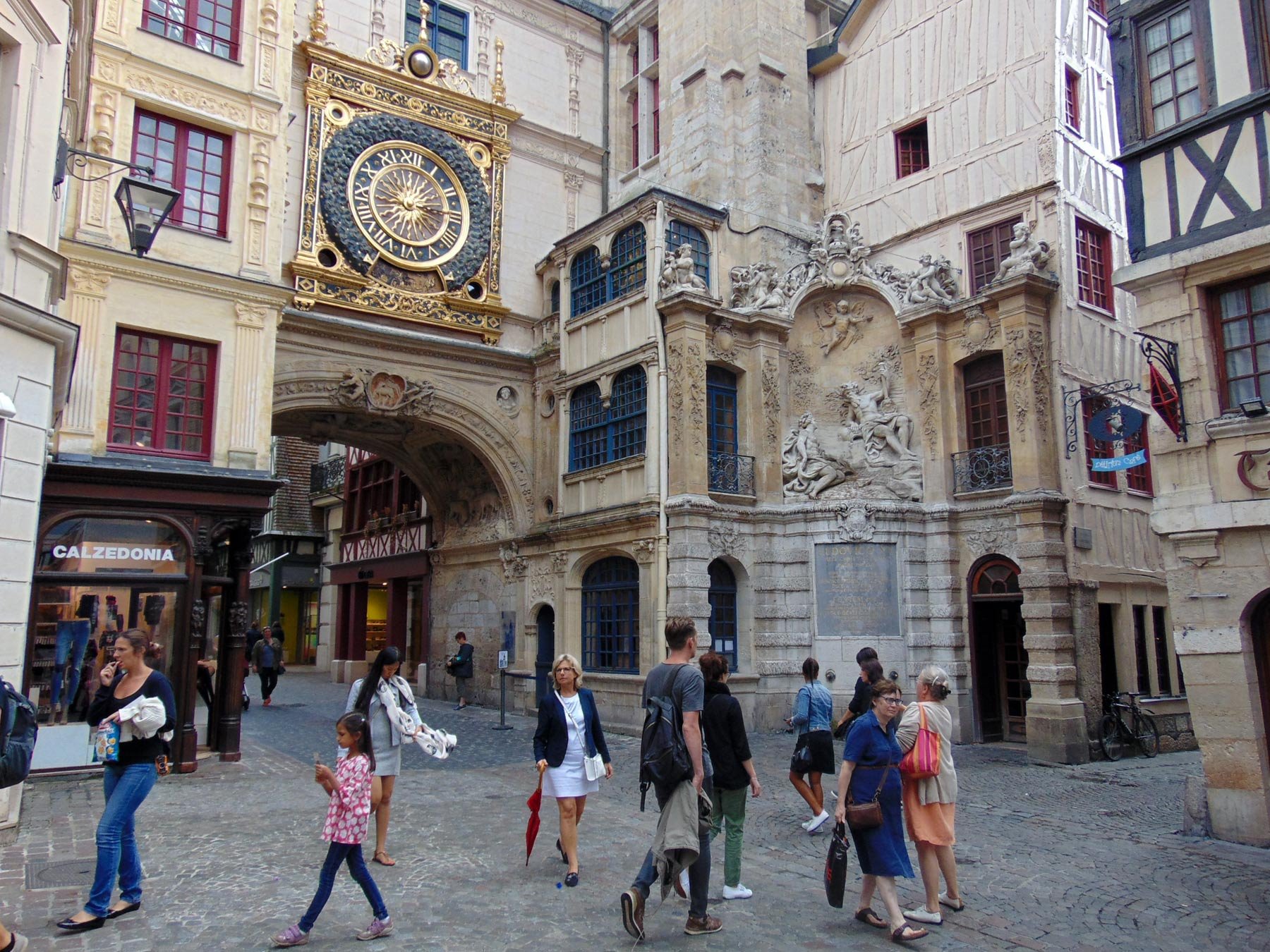 Руан главное новости. Часы Руана Франция. Руан Париж. Астрономические часы Руана. Часы, установленные в Руане, Франция, в 1389.