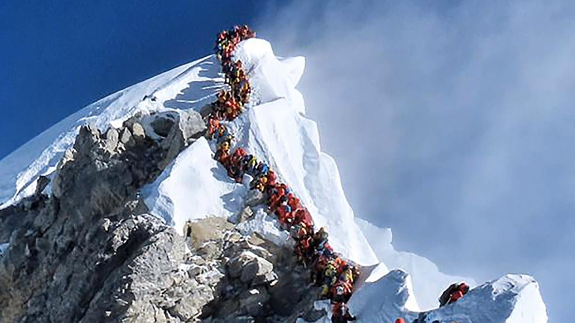 Восхождение безымянного бога 95. Очередь на Эверест 2019. Ступень Хиллари на Эвересте. Очередь на Эверест 22 мая 2019. Гора Аннапурна Эверест.