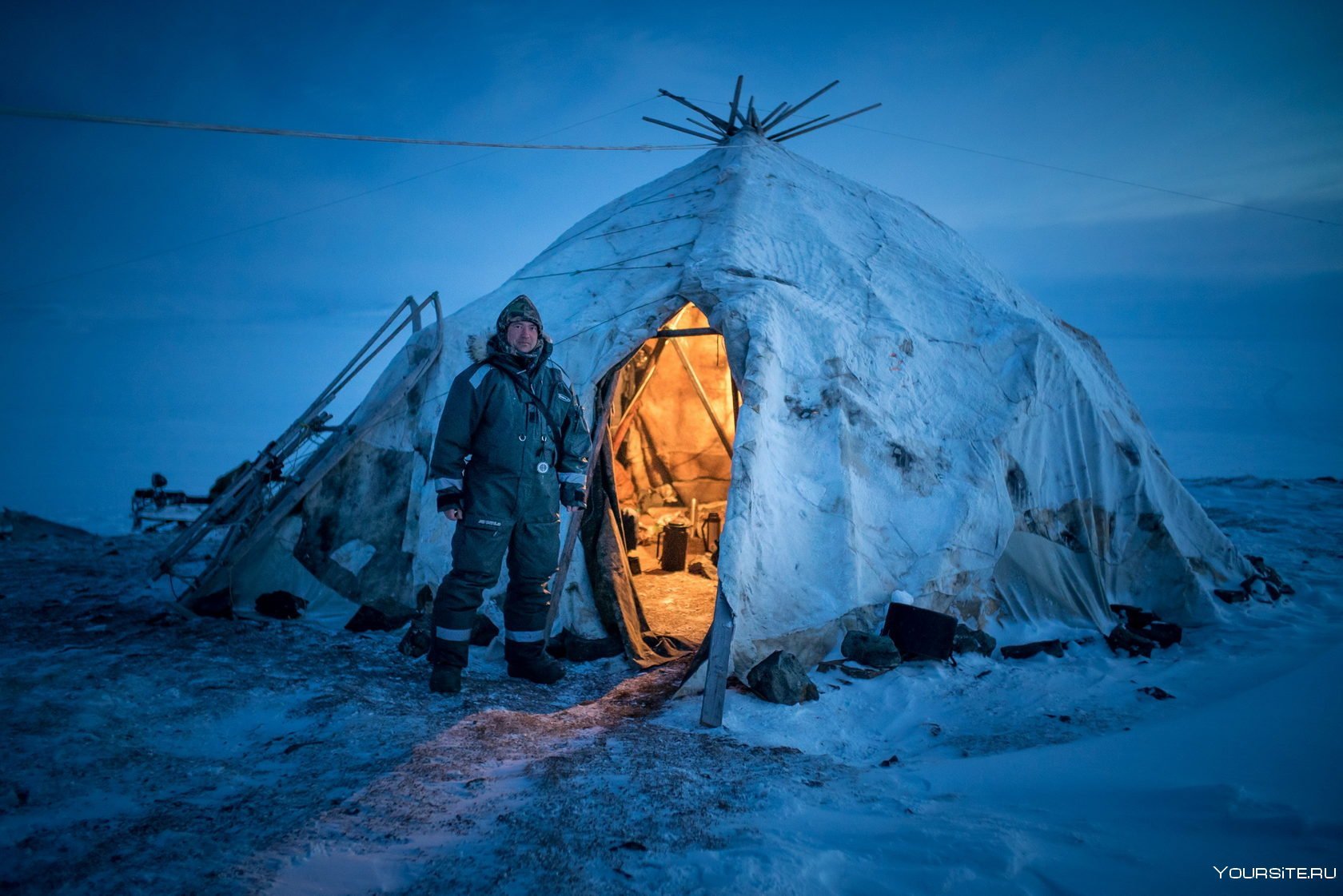Суровый место. Экспедиция Чукотка яранга. Яранга жилище эскимосов. Аляска Чукотка яранга. Чум яранга юрта.