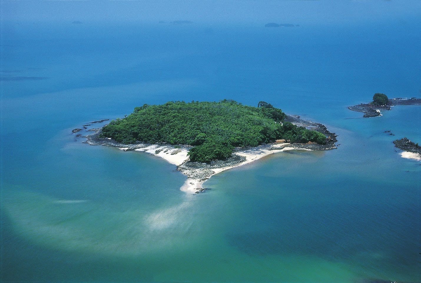 Остров джун. Остров Галло лунго. Панама океан. Isla Renacer остров. Исла Роха остров.