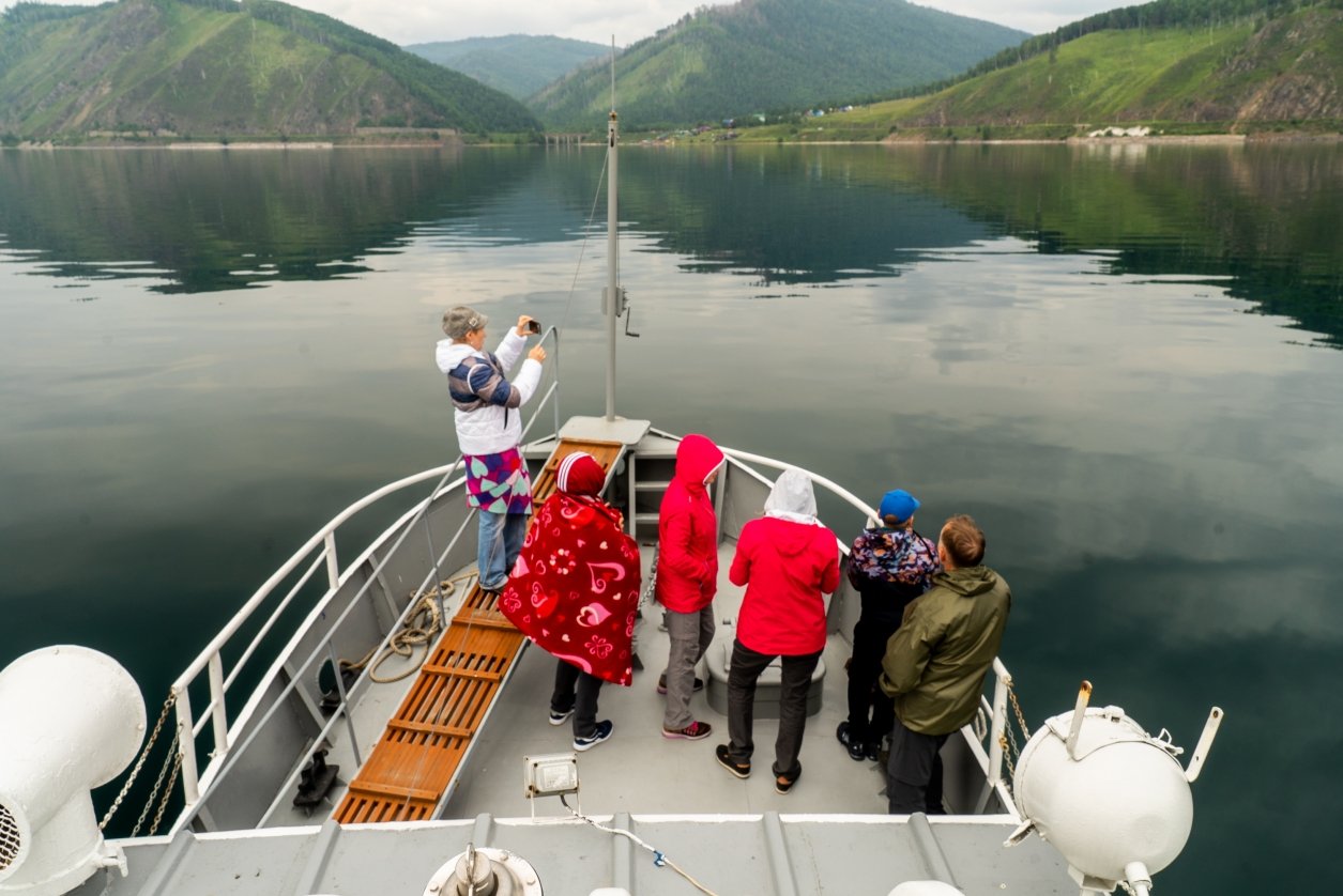 Озеро байкал экскурсии. Байкал туризм. Байкал экскурсии. Туристы на Байкале. Озеро Байкал туристы.