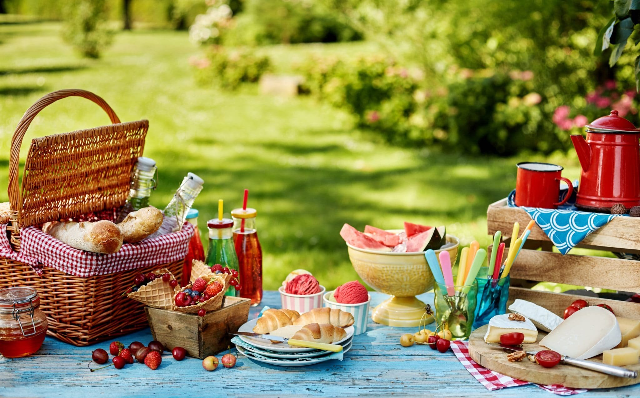 Пикник не стало. Красивый пикник на природе. Летний пикник. Пикник на природе с цветами. Красиво украсить стол на пикнике.