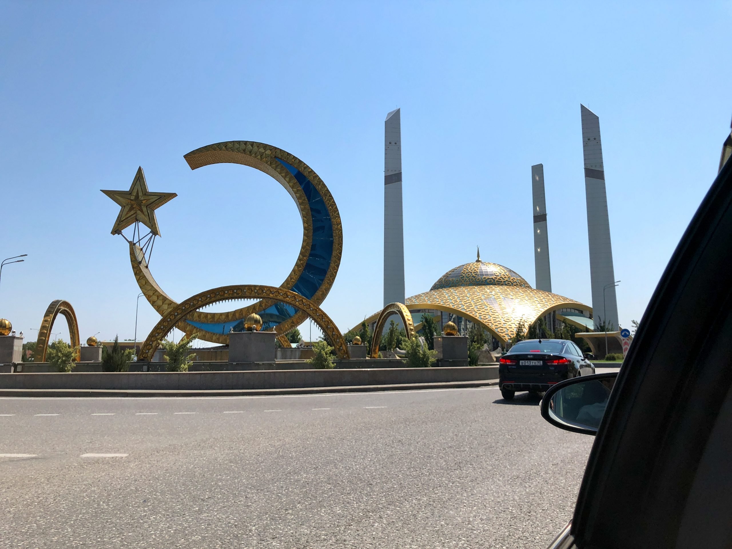 Экскурсии из махачкалы в грозный. Мечеть Аймани Кадыровой. Мечеть Аймани Кадыровой в Аргуне. Сердце матери мечеть в Чечне. Мечеть сердце матери имени Аймани Кадыровой.