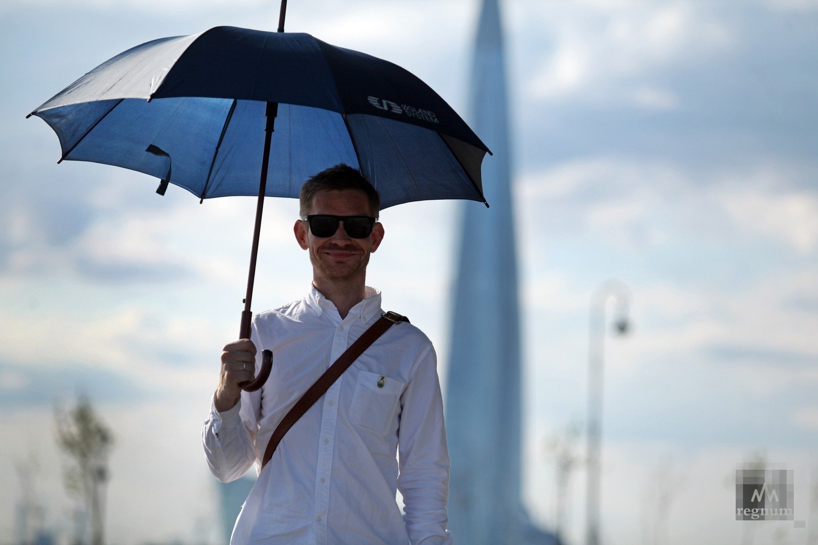 Продавец зонтиков. Мужчина с зонтом. Парень с зонтом. Человек под зонтом. Фотосессия с зонтом.