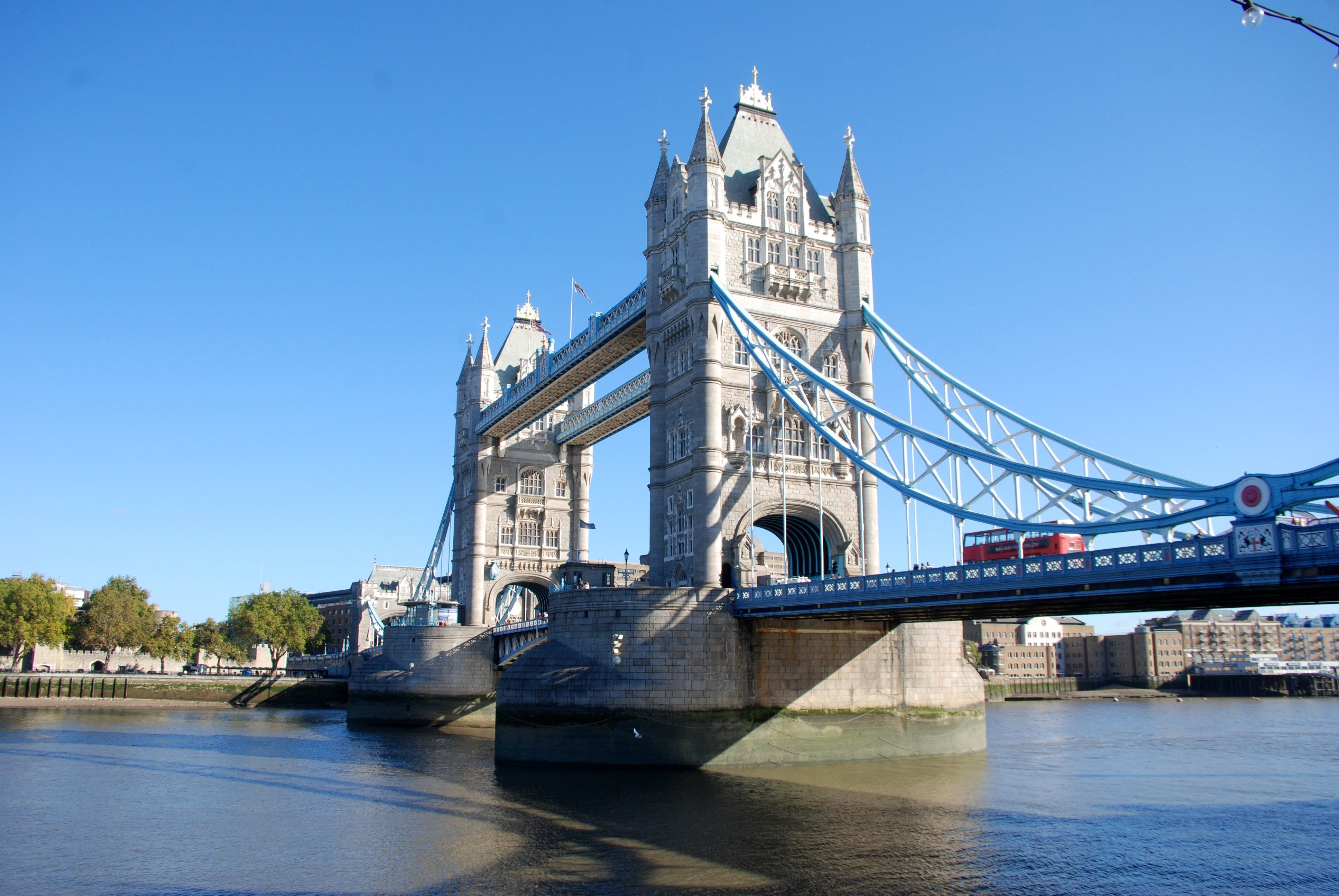 Тауэрский мост лондон. Тауэрский мост. Тауэрский мост в Великобритании. Достопримечательности Великобритании Тауэрский мост. Тауэр бридж в Лондоне.