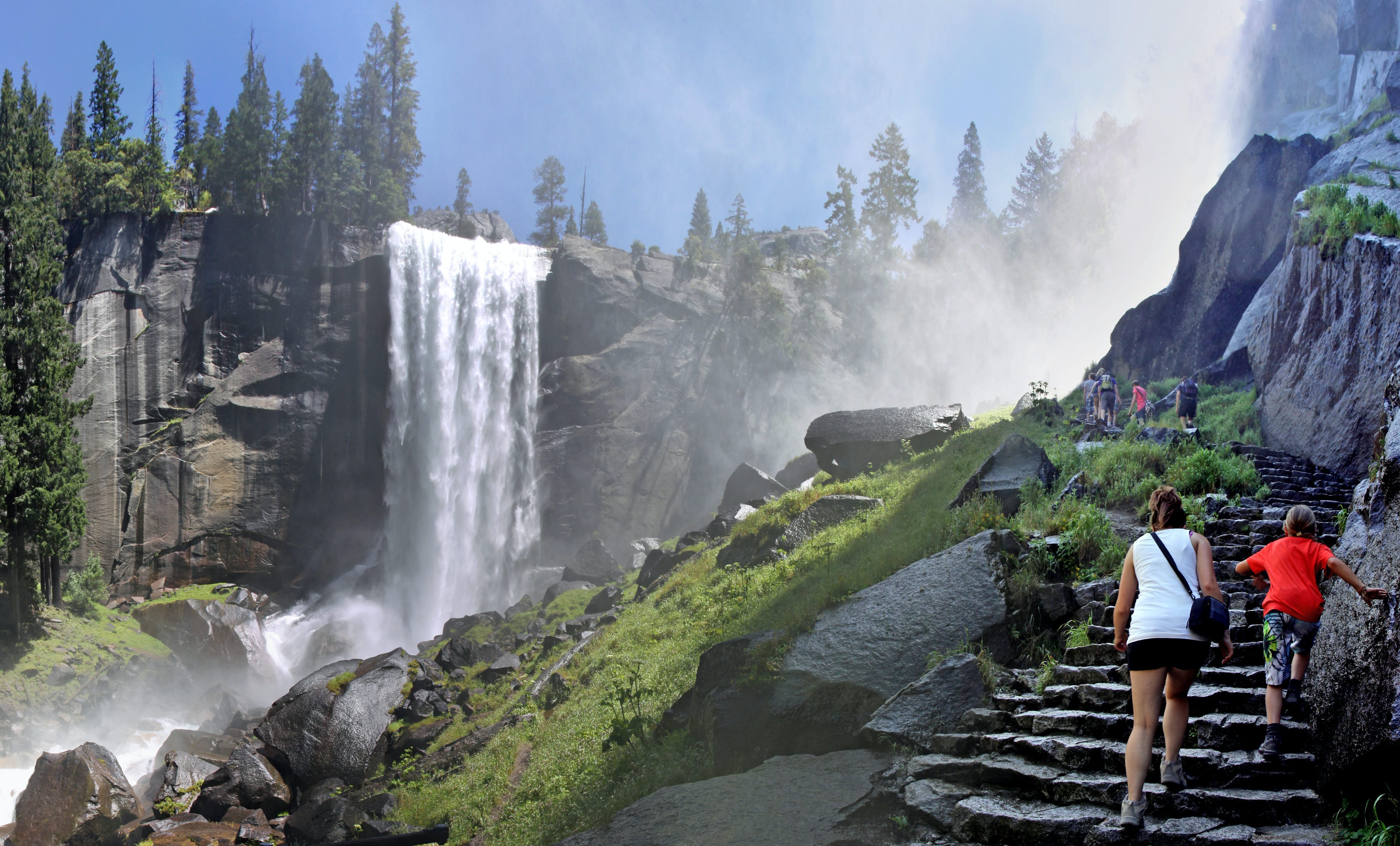 Водопады для туристов. Водопад Вернал. Водопад Вернал, Калифорния, США. Йосемитский национальный парк водопад. Водопаду Вернал в парке Йосемити.