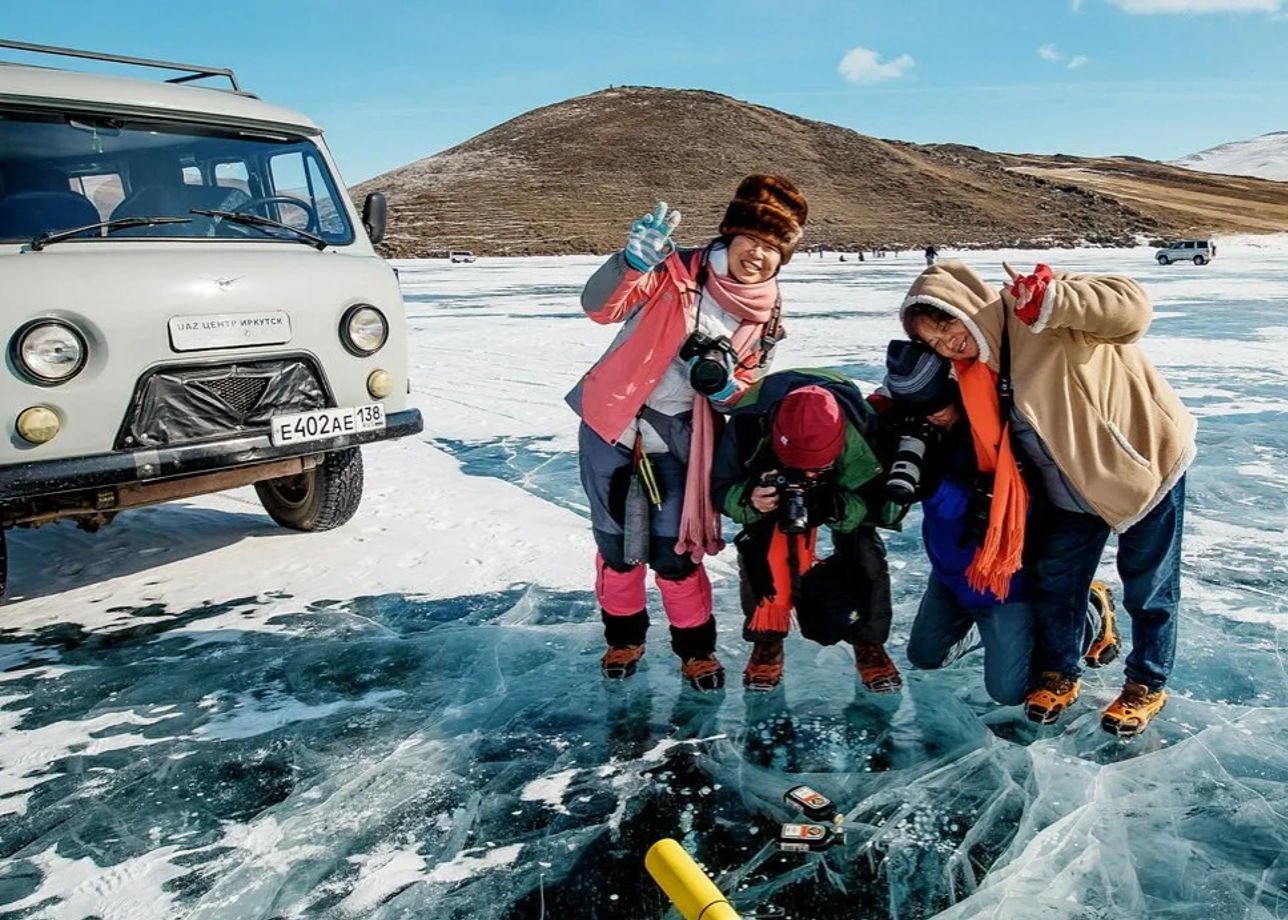 Путешествовать по сибири. Ольхон озеро Байкал Буханка. Путешествие на Байкал. Туристы на Байкале. Автопутешествие на Байкал.